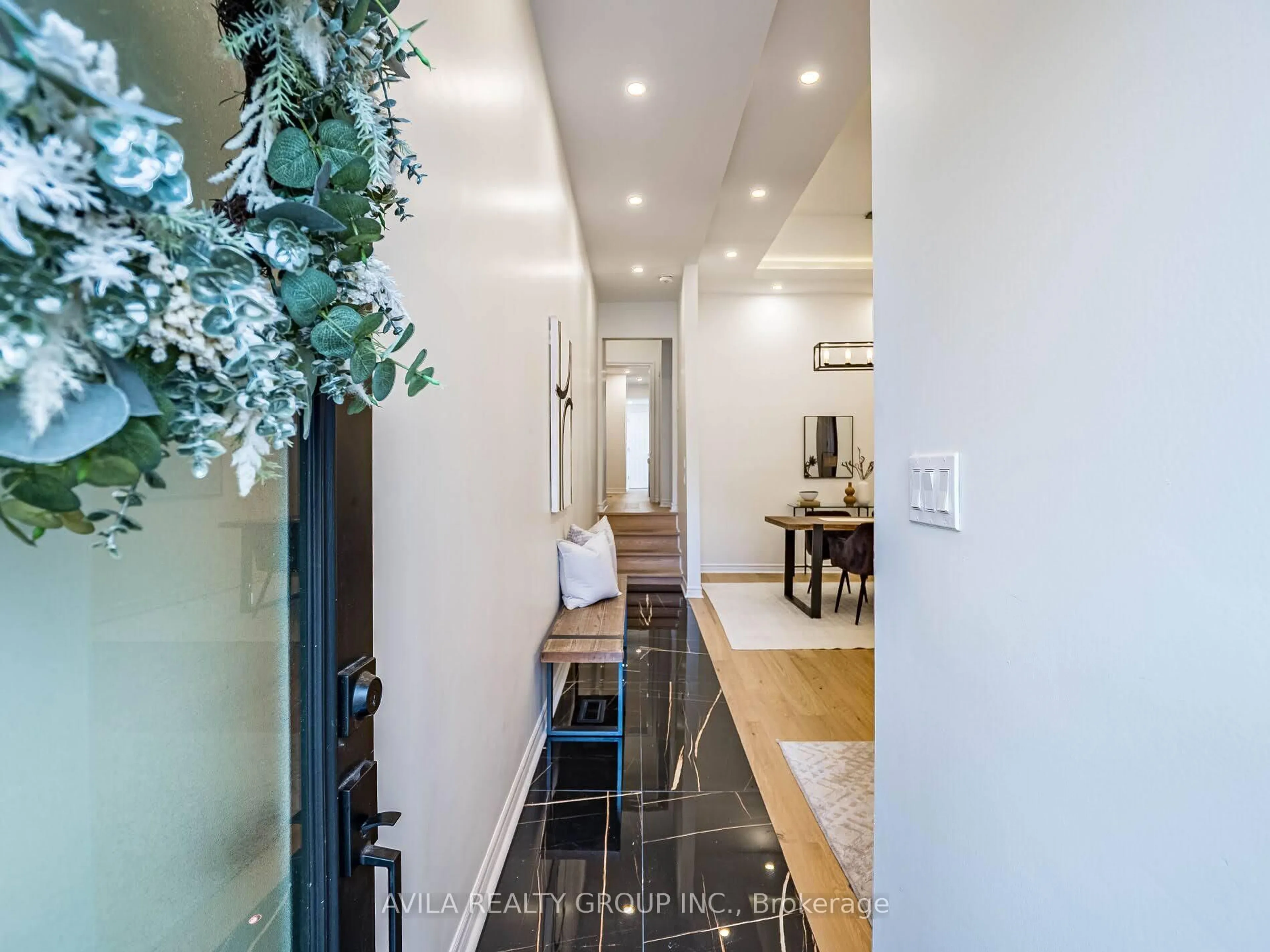 Indoor entryway for 918 Ossington Ave, Toronto Ontario M6G 3V1