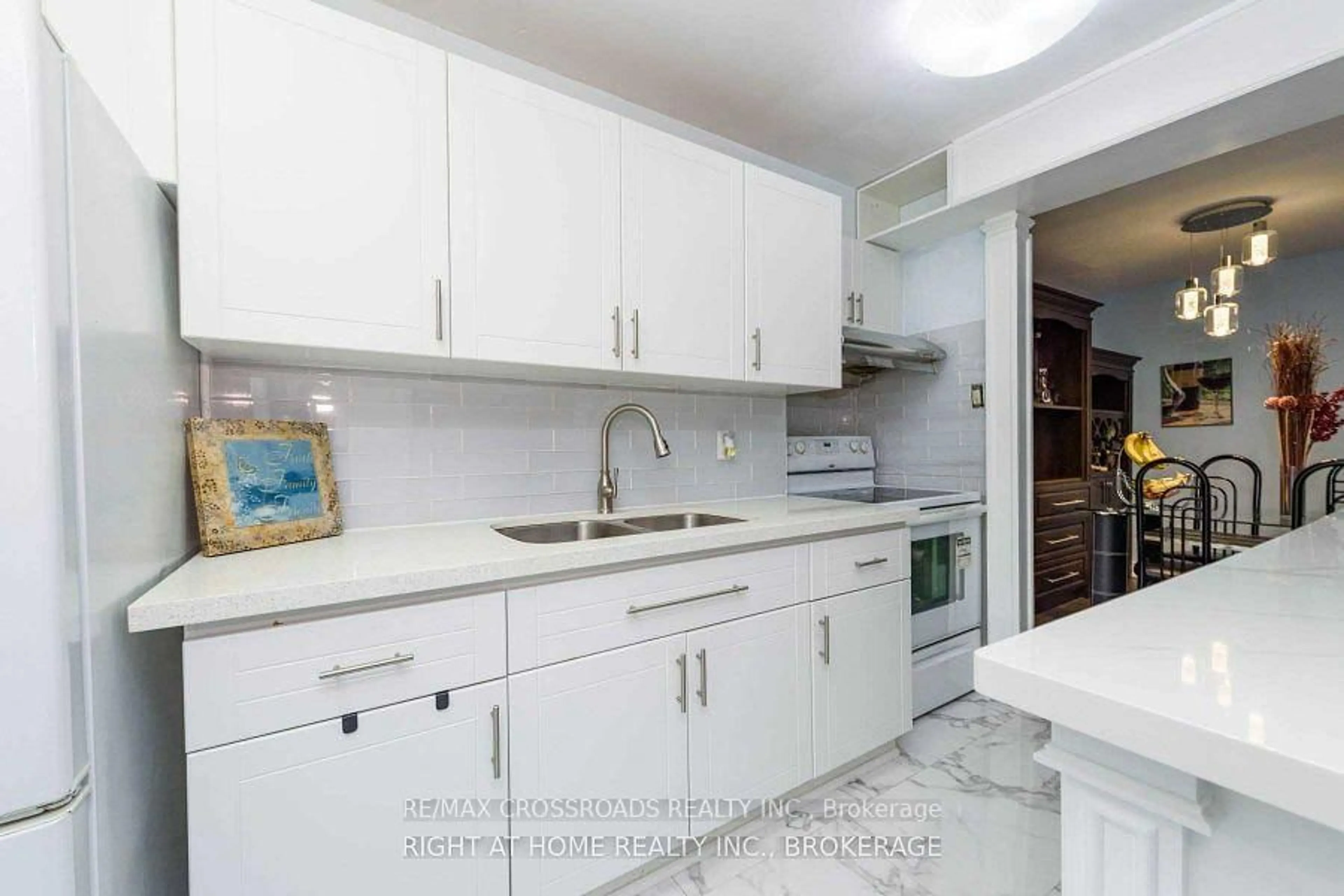 Standard kitchen, ceramic/tile floor for 1624 Bloor St #73, Mississauga Ontario L4X 2S2