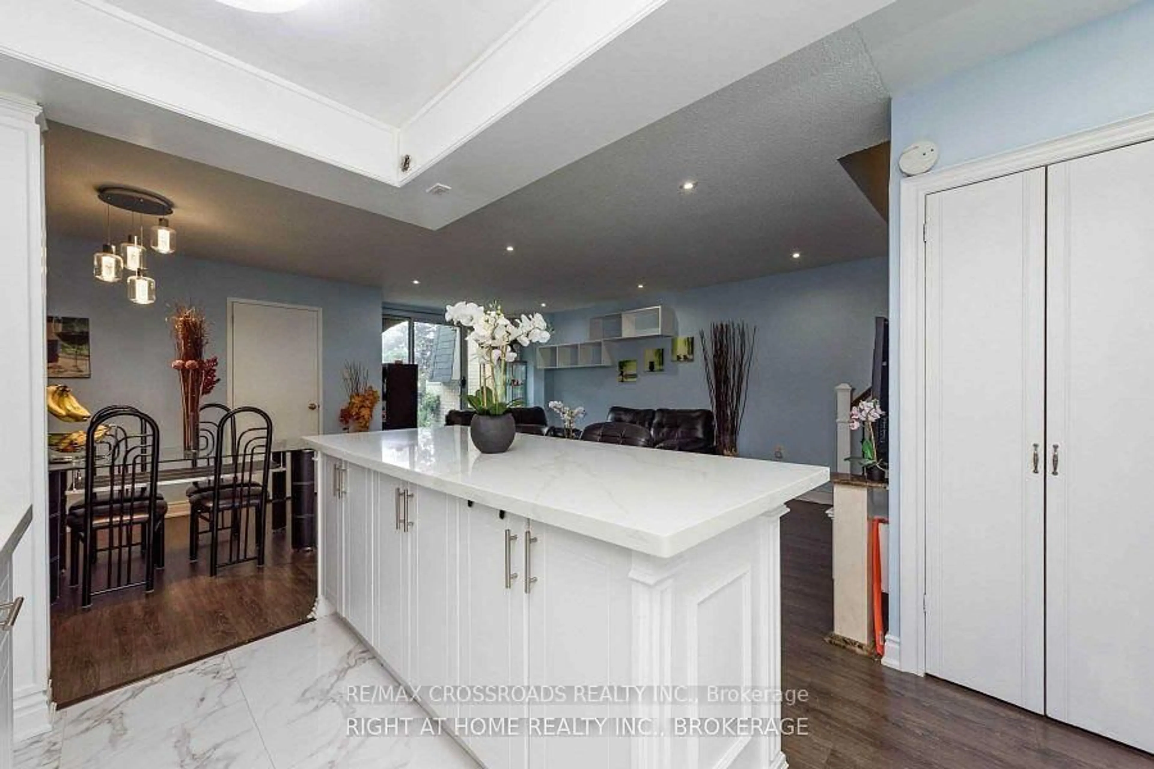 Open concept kitchen, ceramic/tile floor for 1624 Bloor St #73, Mississauga Ontario L4X 2S2