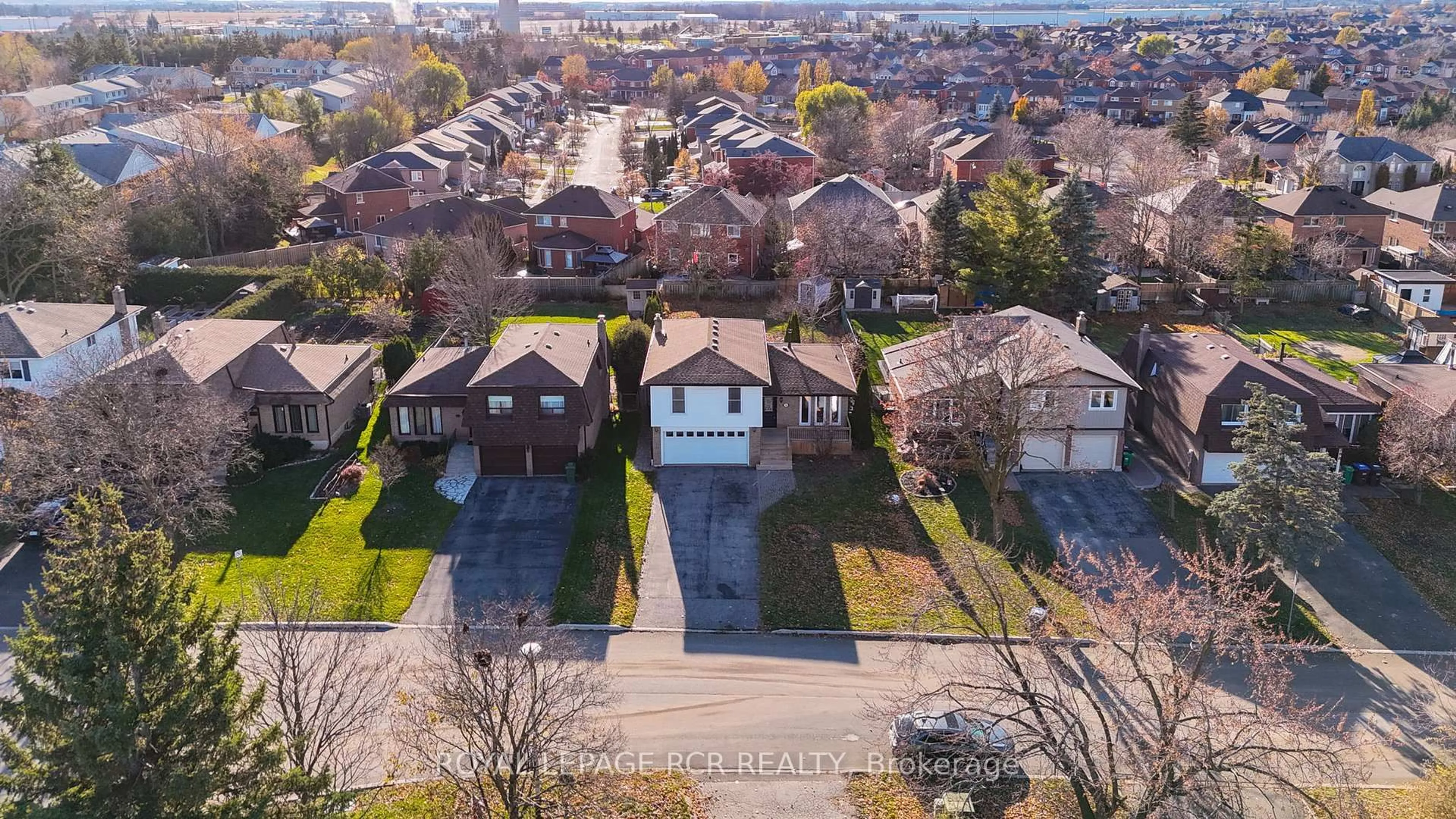 A pic from outside/outdoor area/front of a property/back of a property/a pic from drone, street for 204 Ridge Rd, Caledon Ontario L7E 4W2