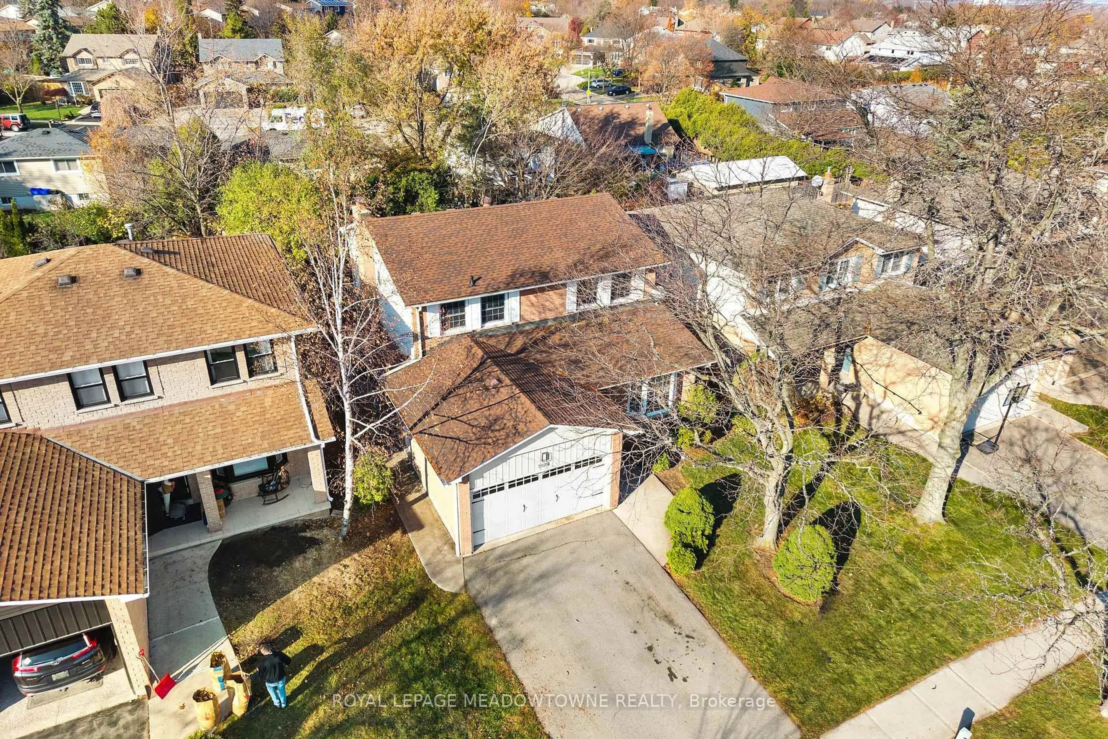 A pic from outside/outdoor area/front of a property/back of a property/a pic from drone, street for 2523 Cavendish Dr, Burlington Ontario L7P 4J5
