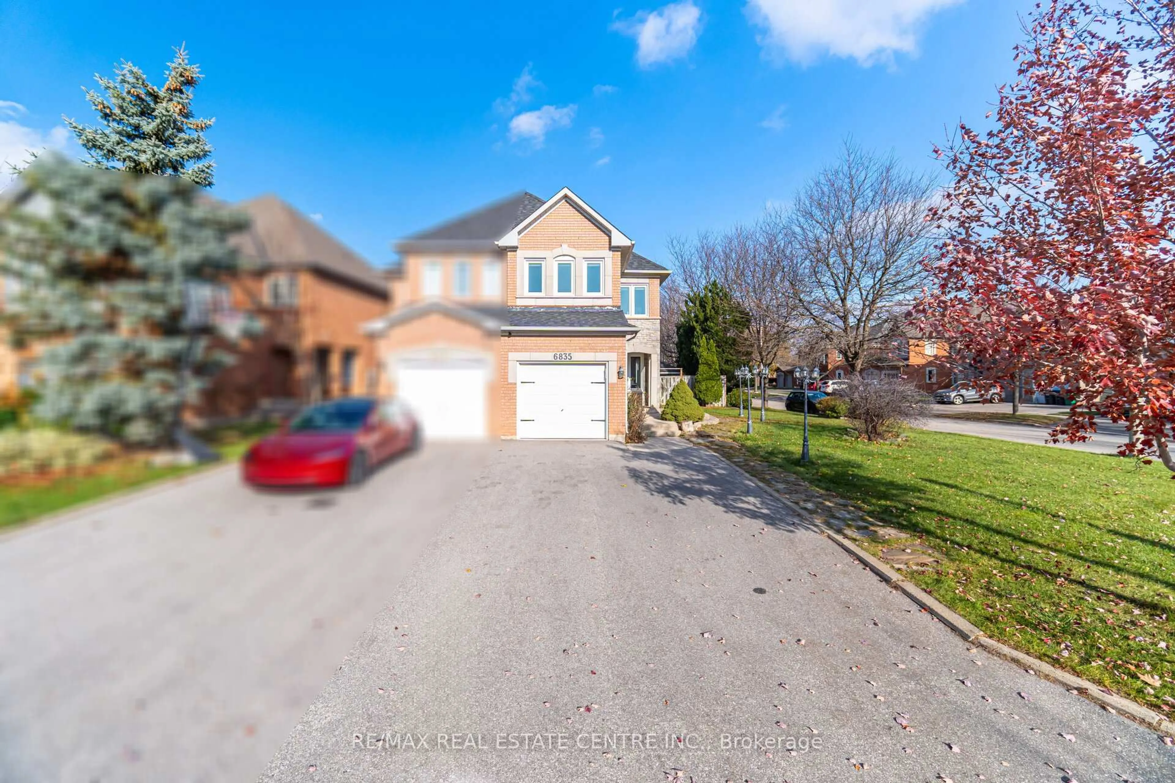A pic from outside/outdoor area/front of a property/back of a property/a pic from drone, street for 6835 Dillingwood Dr, Mississauga Ontario L5N 6Z9