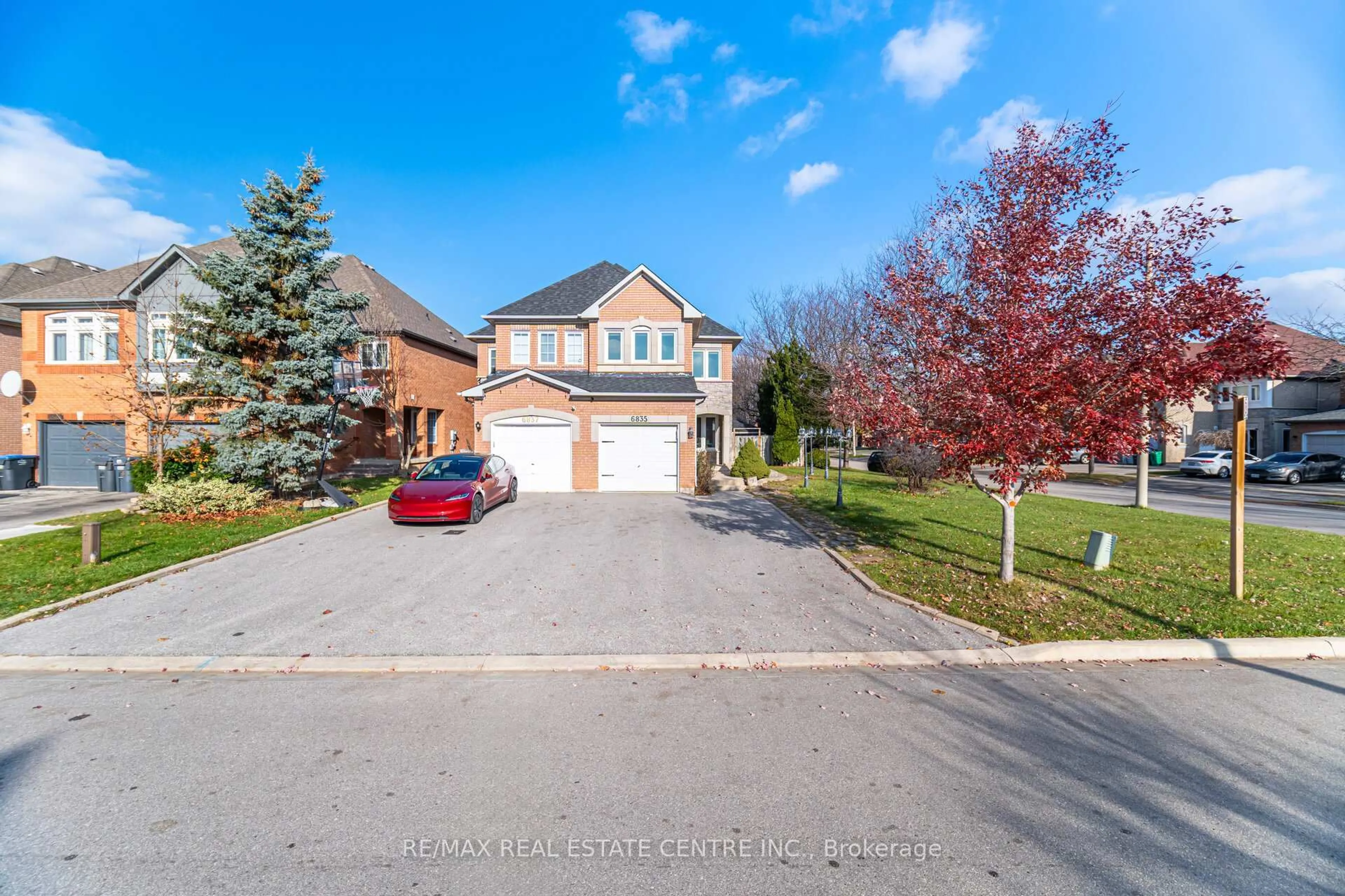 A pic from outside/outdoor area/front of a property/back of a property/a pic from drone, street for 6835 Dillingwood Dr, Mississauga Ontario L5N 6Z9