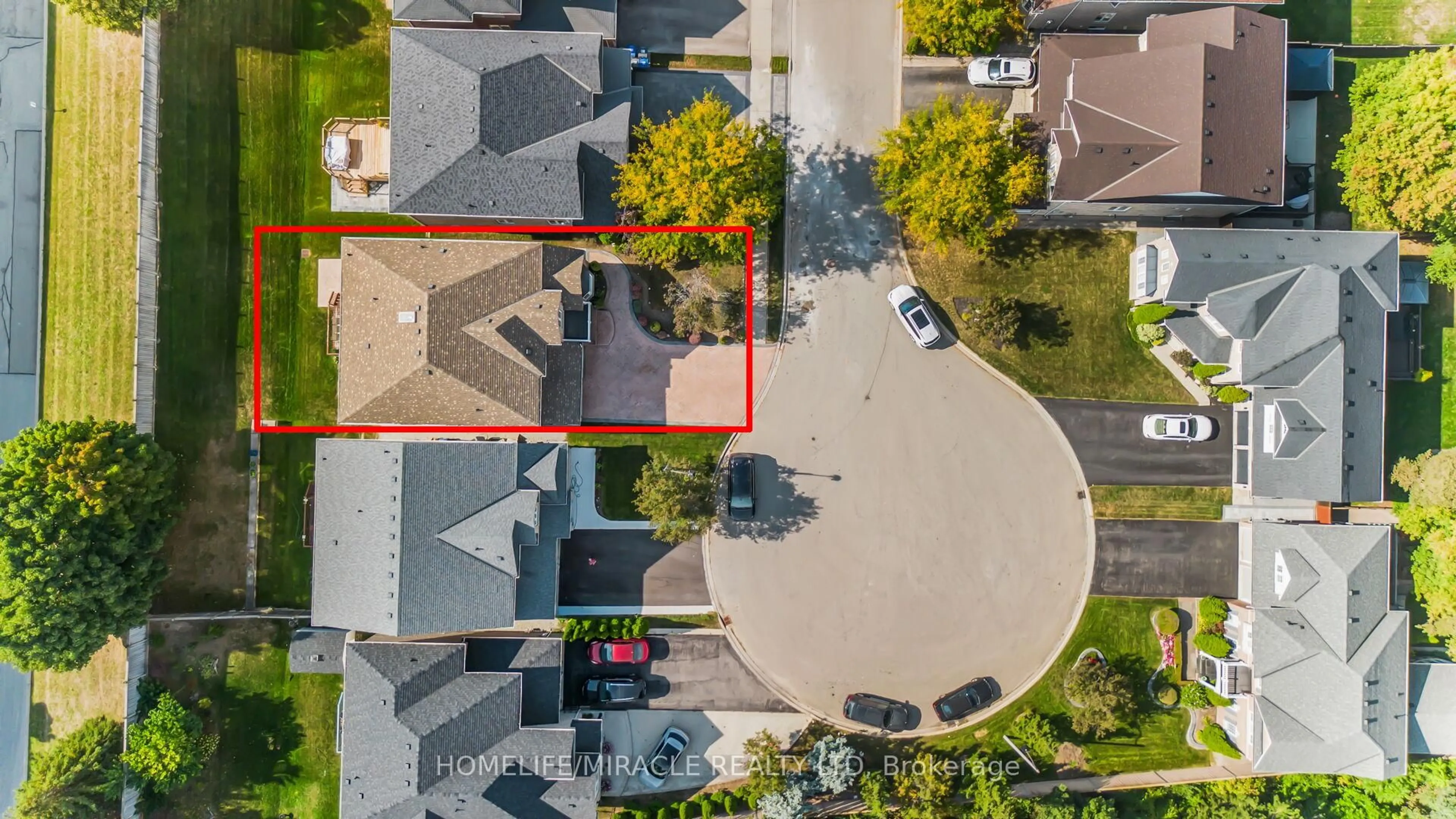 A pic from outside/outdoor area/front of a property/back of a property/a pic from drone, street for 32 Xavier Crt, Brampton Ontario L6Y 5S1