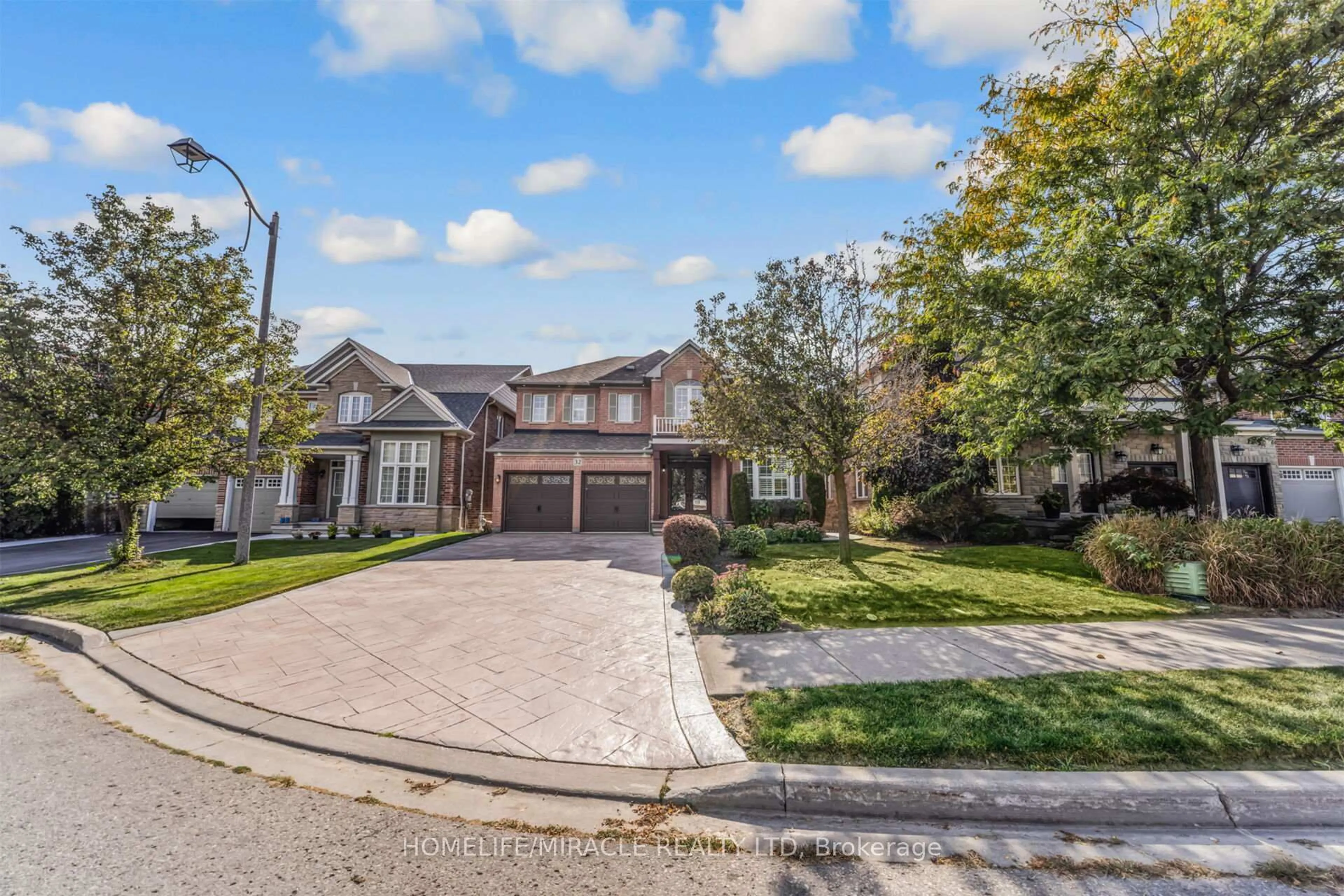 Home with brick exterior material, street for 32 Xavier Crt, Brampton Ontario L6Y 5S1
