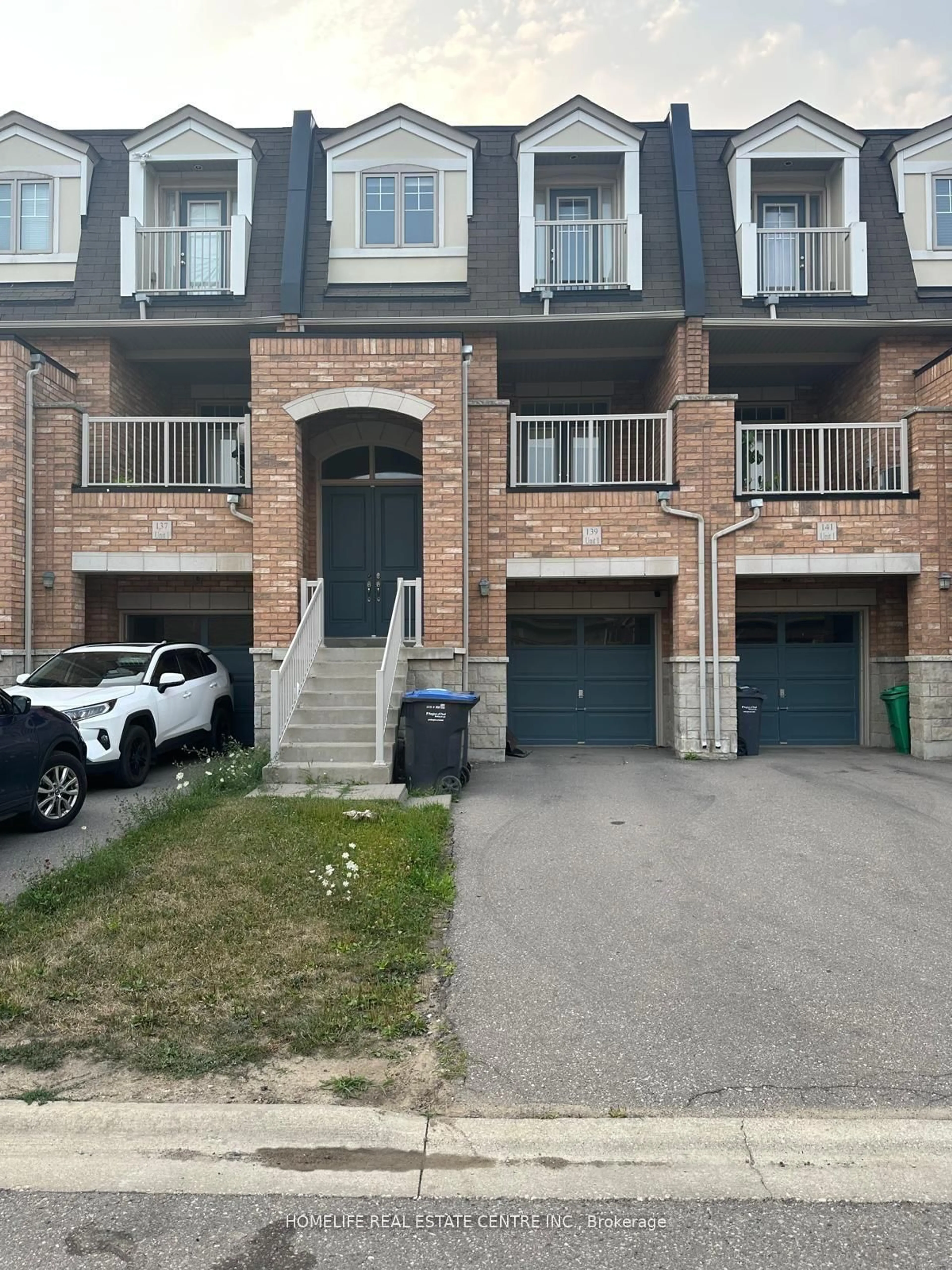 A pic from outside/outdoor area/front of a property/back of a property/a pic from drone, street for 139 Inspire Blvd, Brampton Ontario L6R 3X9