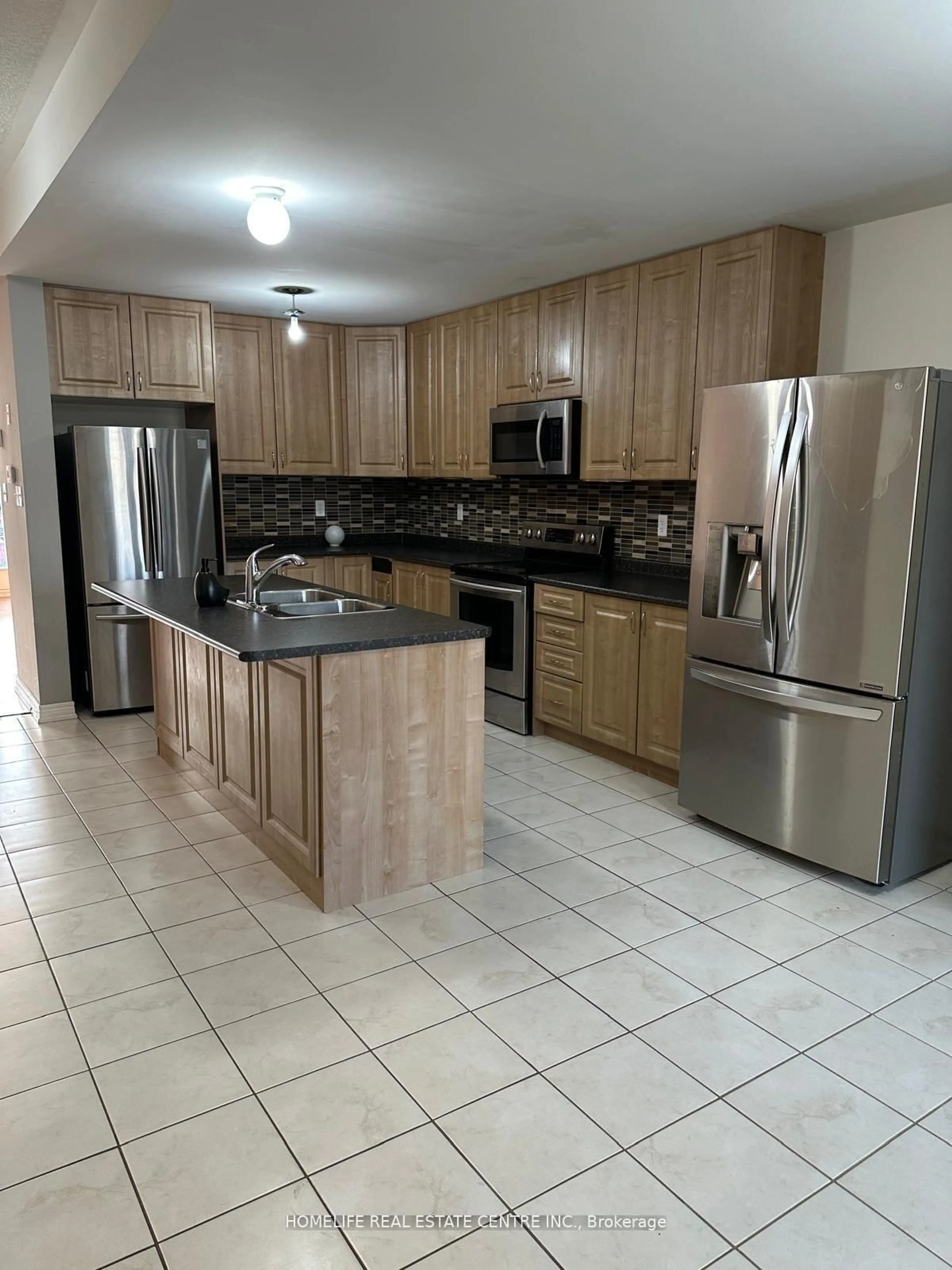 Standard kitchen, ceramic/tile floor for 139 Inspire Blvd, Brampton Ontario L6R 3X9