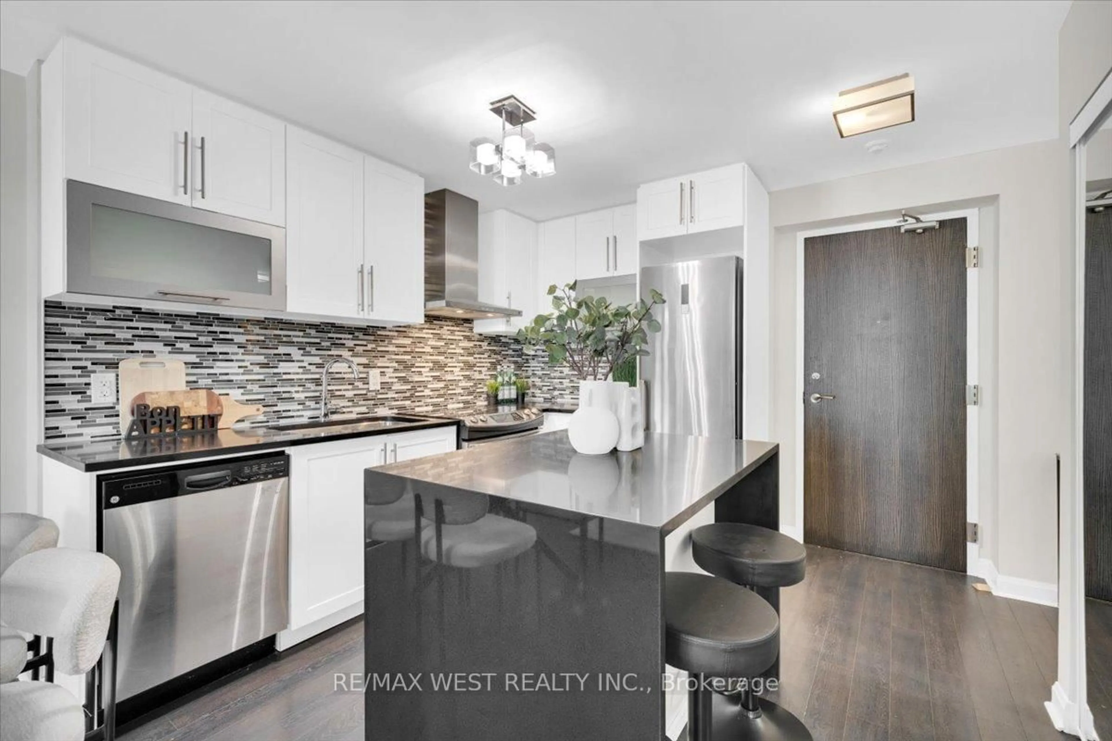 Contemporary kitchen, ceramic/tile floor for 1 Michael Power Pl #1011, Toronto Ontario M9A 0A1