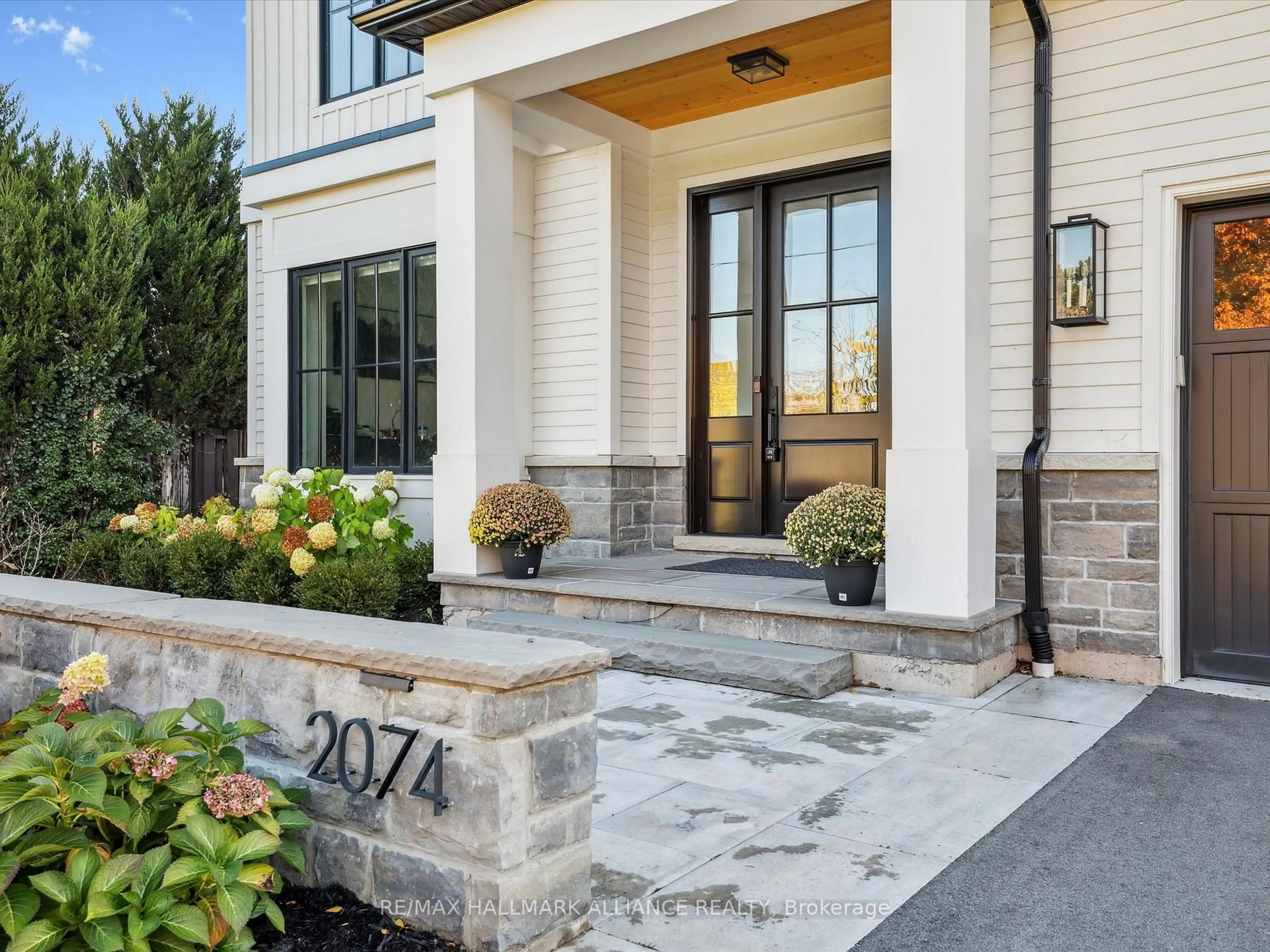 Unknown for 2074 Seabrook Dr, Oakville Ontario L6L 2T9