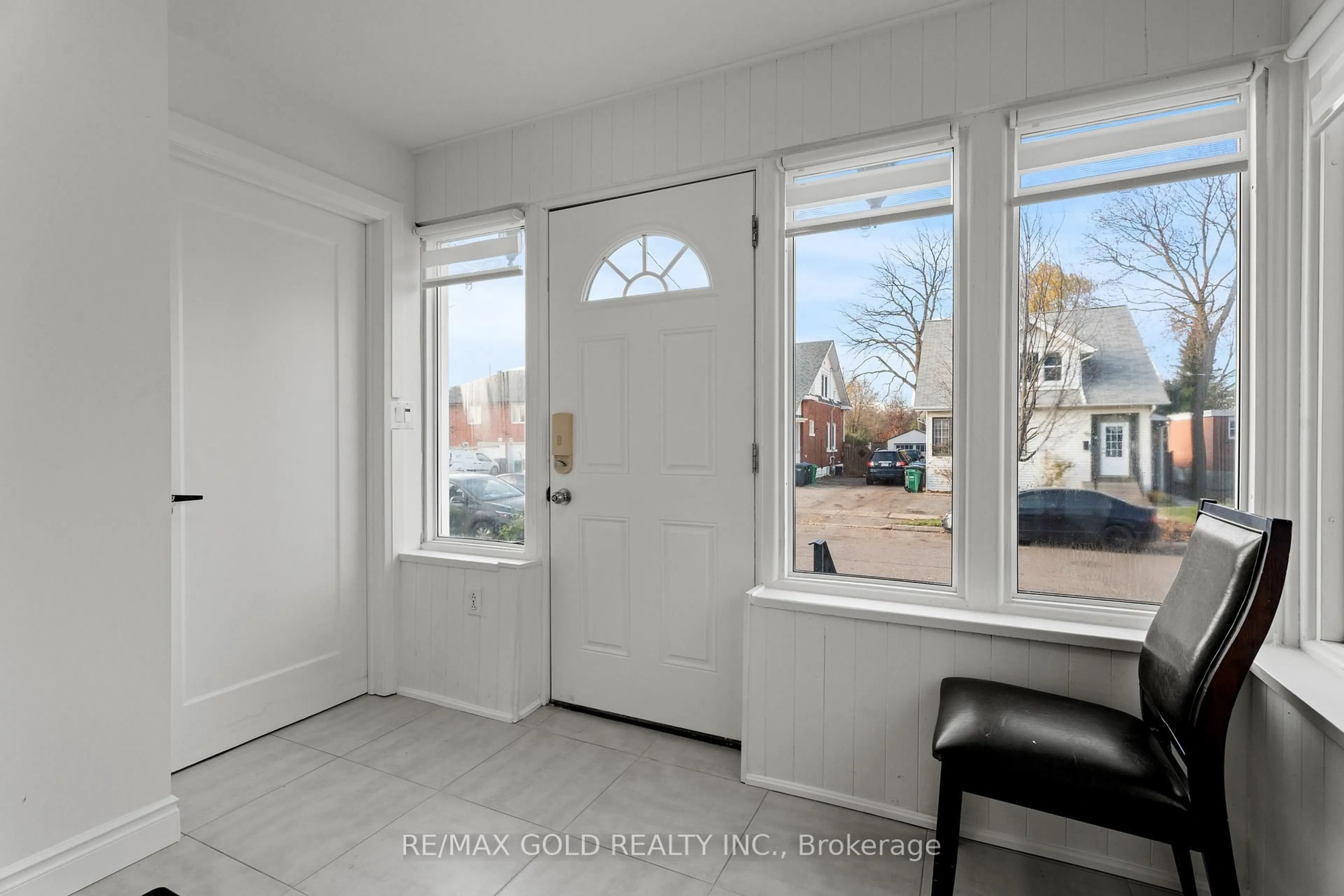 Indoor entryway for 59 David St, Brampton Ontario L6X 1J6