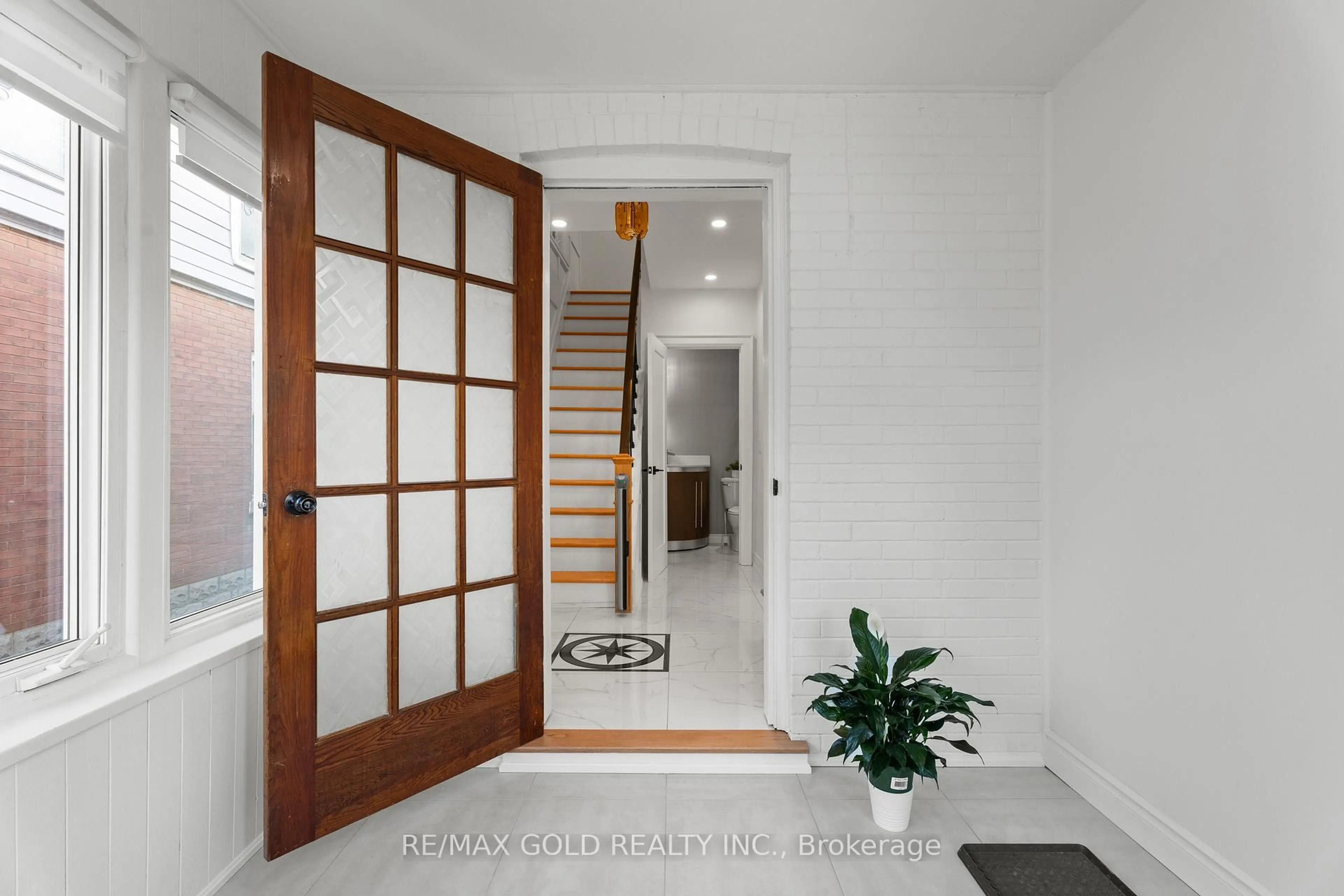 Indoor entryway for 59 David St, Brampton Ontario L6X 1J6