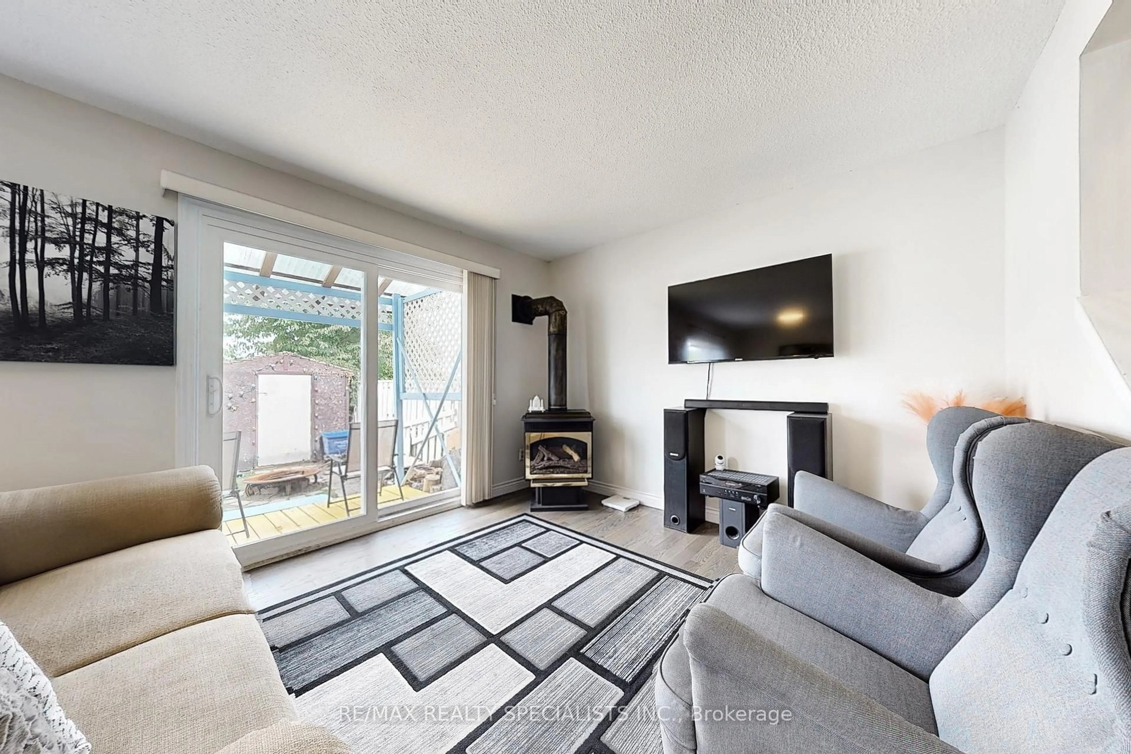 Living room with furniture, unknown for 17 Gladstone Sq, Brampton Ontario L6S 2H5