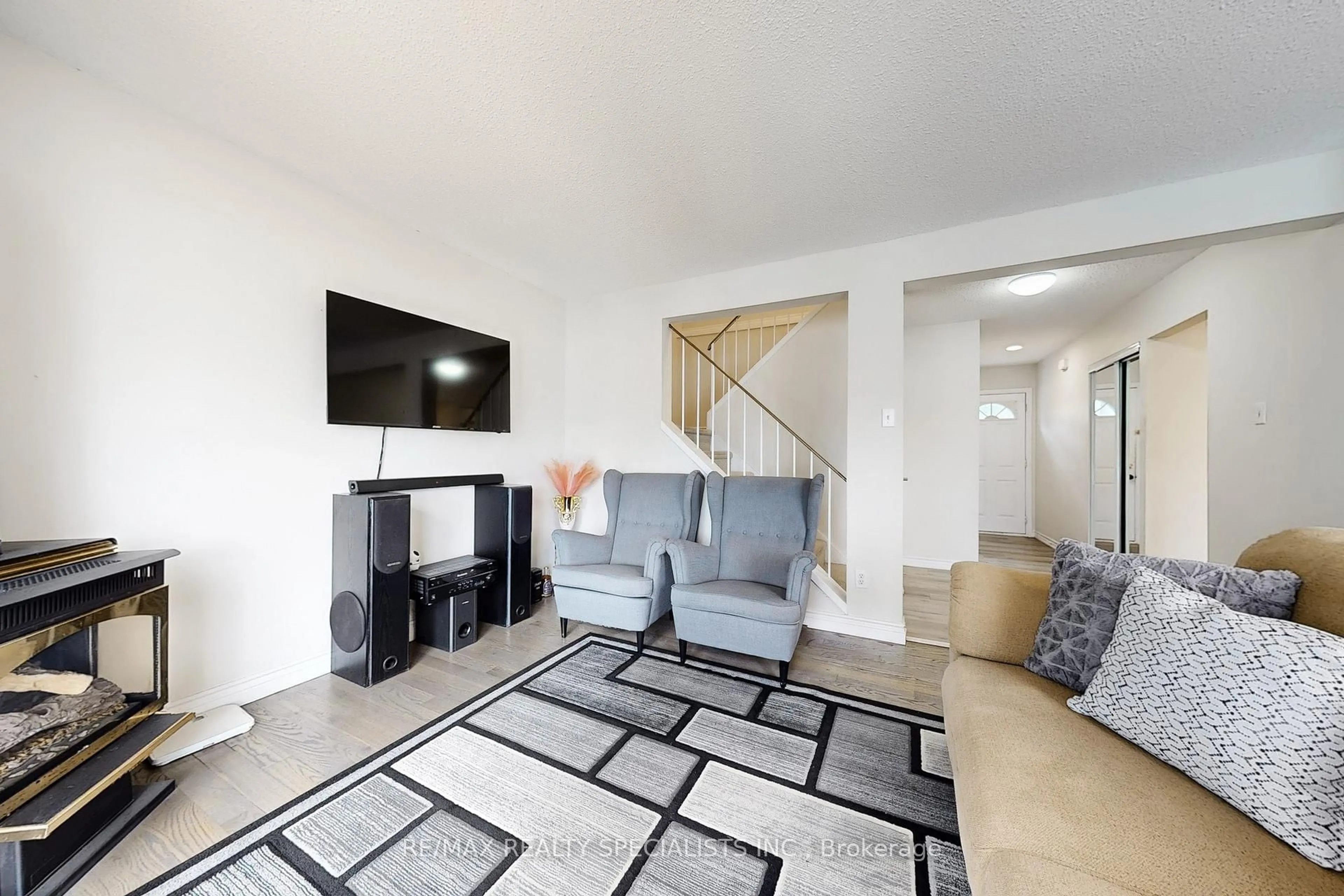 Living room with furniture, unknown for 17 Gladstone Sq, Brampton Ontario L6S 2H5