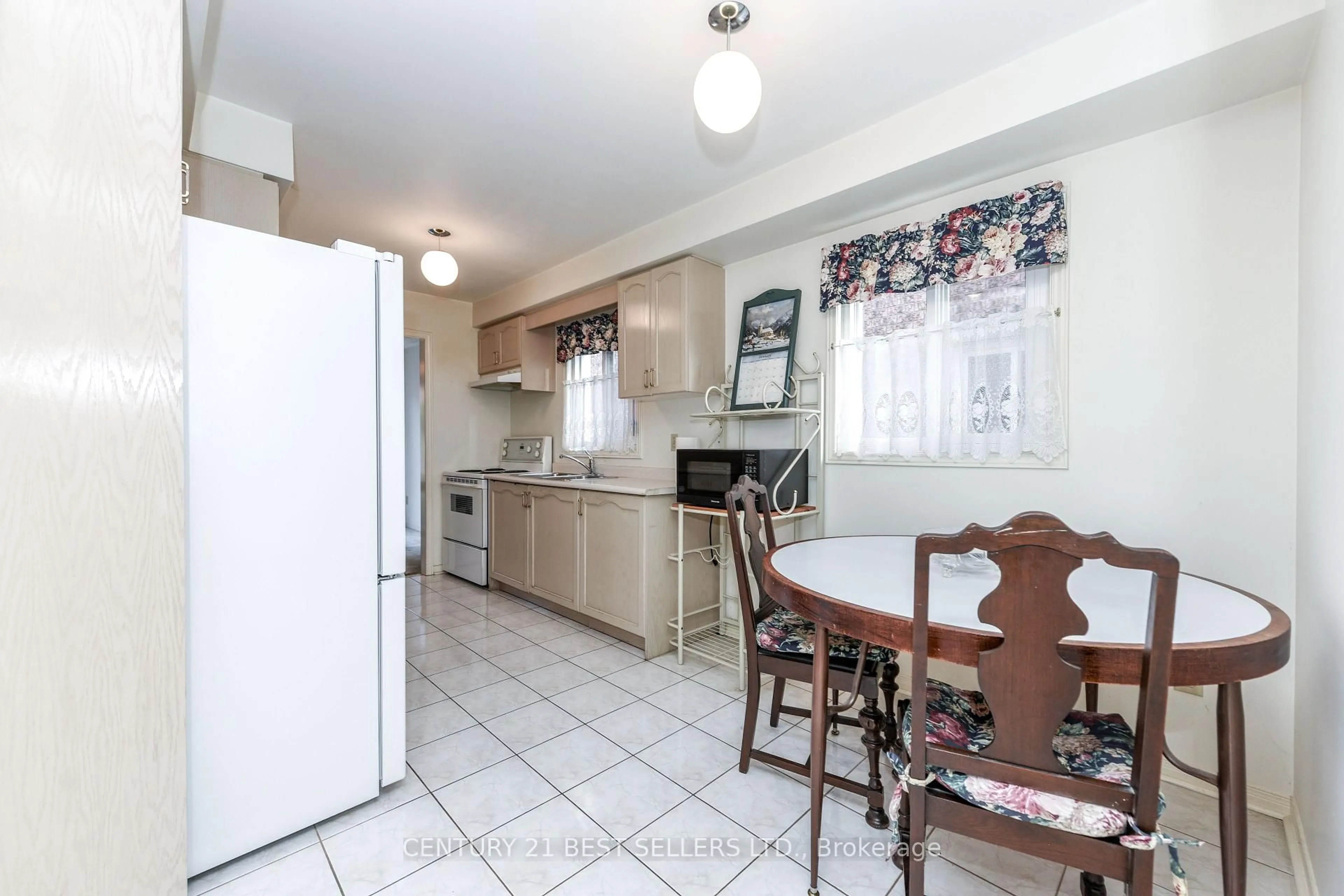 Standard kitchen, ceramic/tile floor for 5439 Antrex Cres, Mississauga Ontario L4Z 3T7