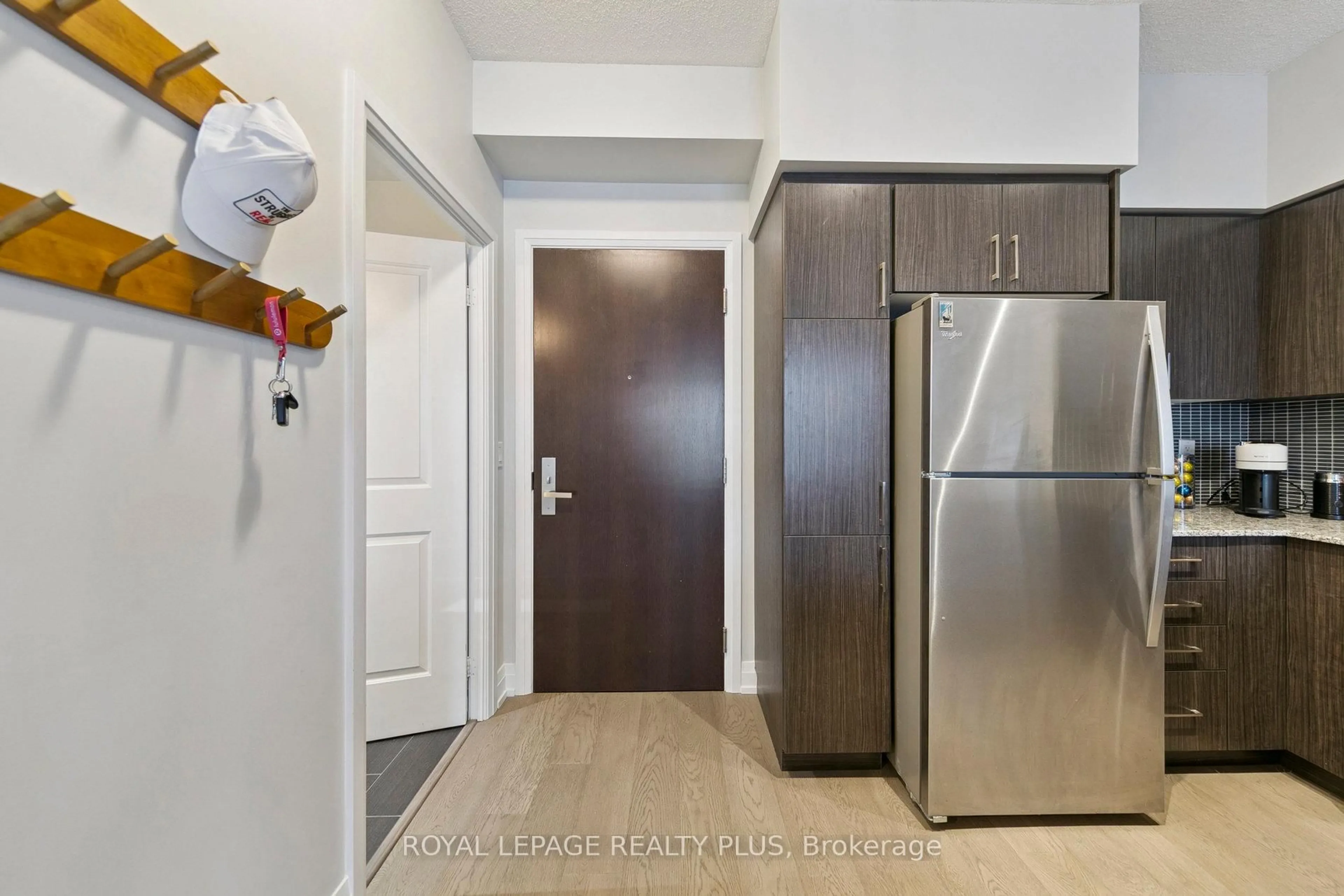 Indoor entryway for 65 Speers Rd #406, Oakville Ontario L6K 0J1