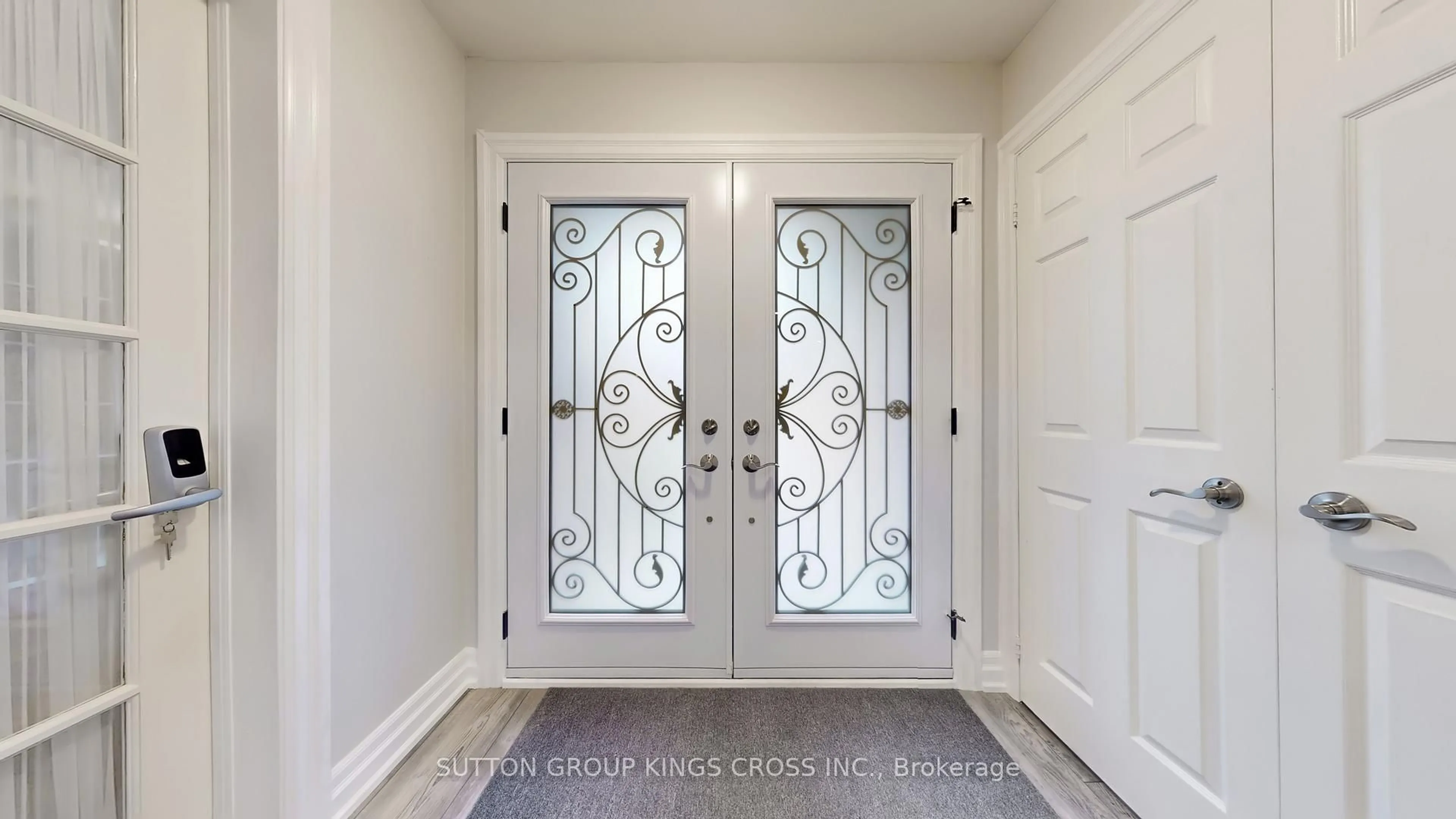 Indoor entryway for 2730 Hammond Rd, Mississauga Ontario L5K 2M3