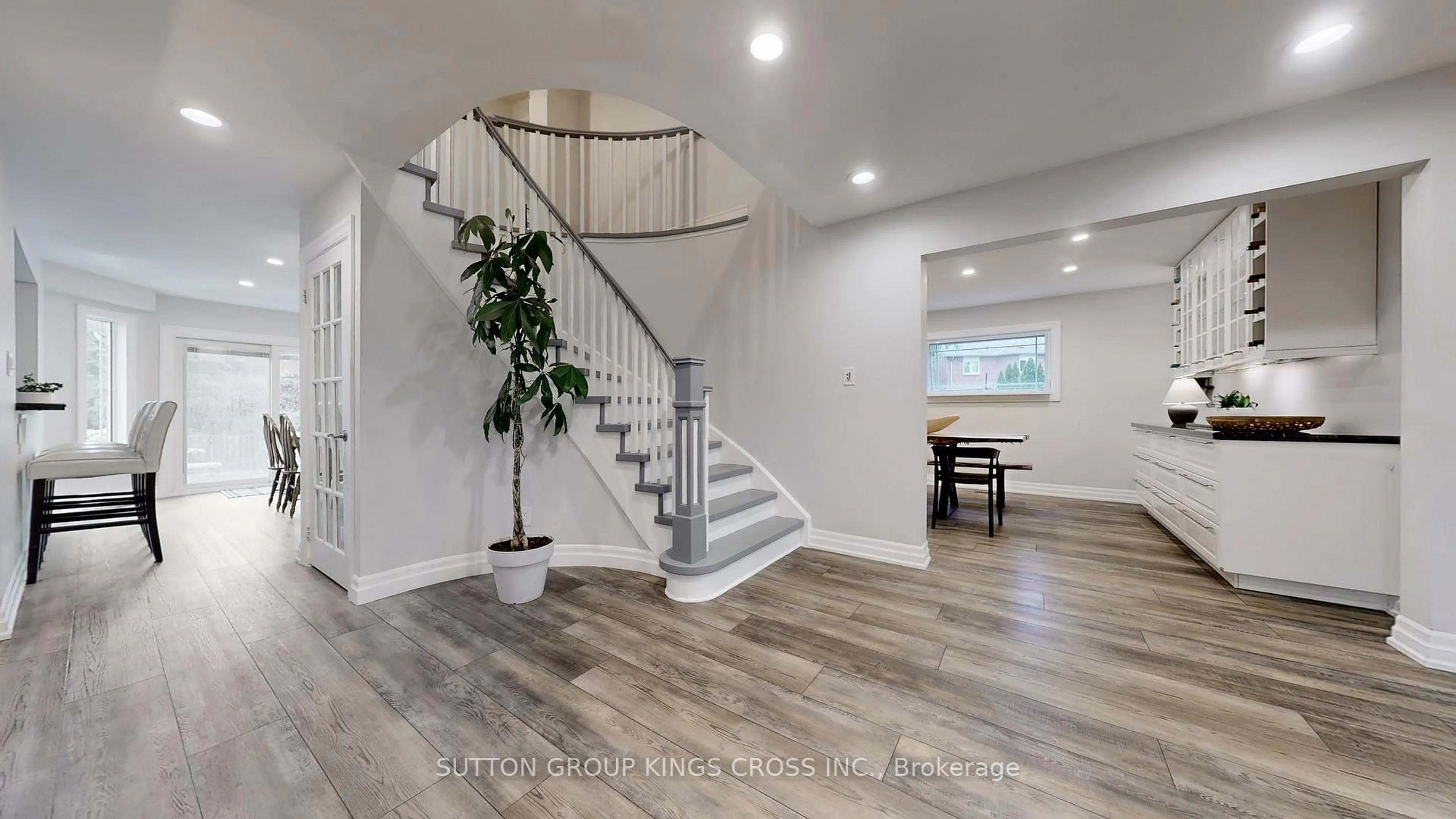 Indoor entryway for 2730 Hammond Rd, Mississauga Ontario L5K 2M3