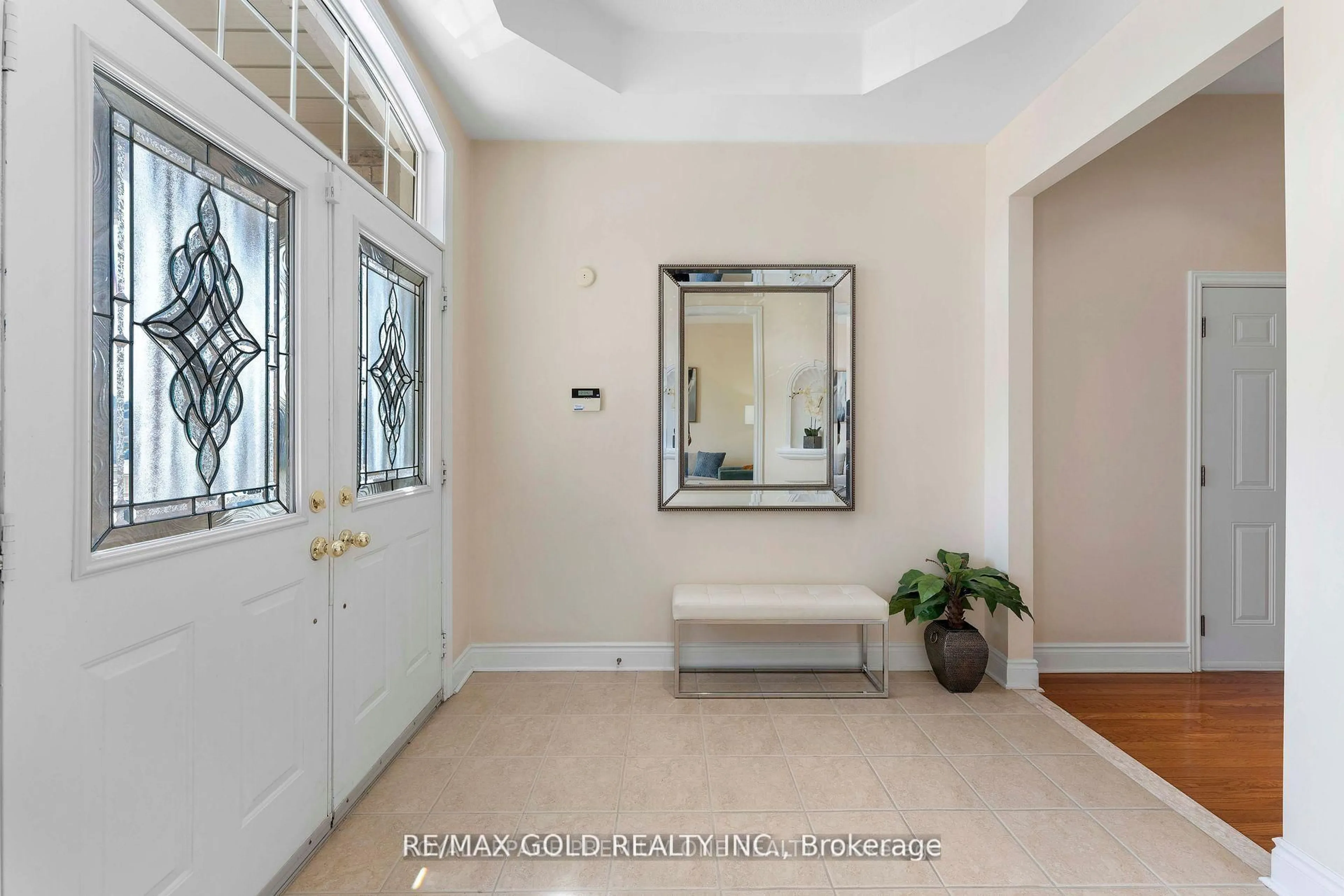 Indoor entryway for 71 Louvain Dr, Brampton Ontario L6P 1Y9