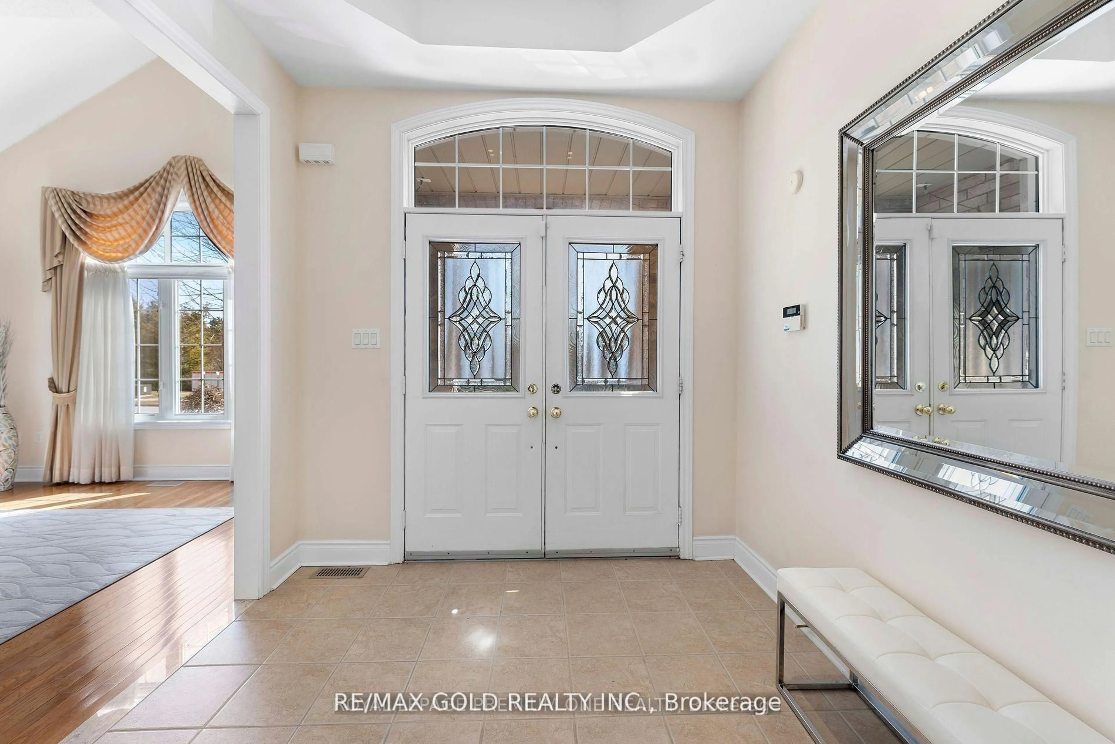 Indoor entryway for 71 Louvain Dr, Brampton Ontario L6P 1Y9
