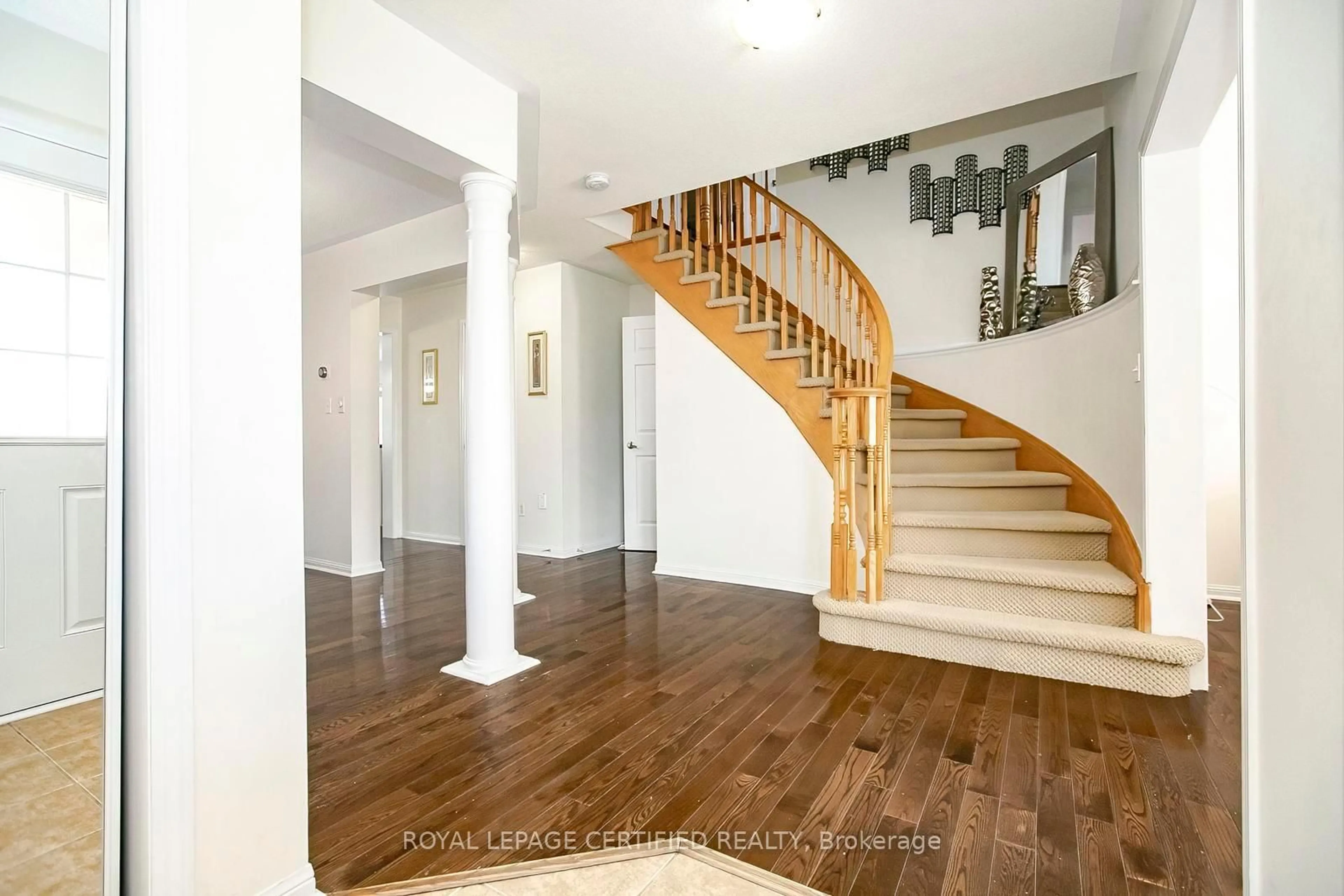 Indoor foyer for 1111 Hepburn Rd, Milton Ontario L9T 6X5