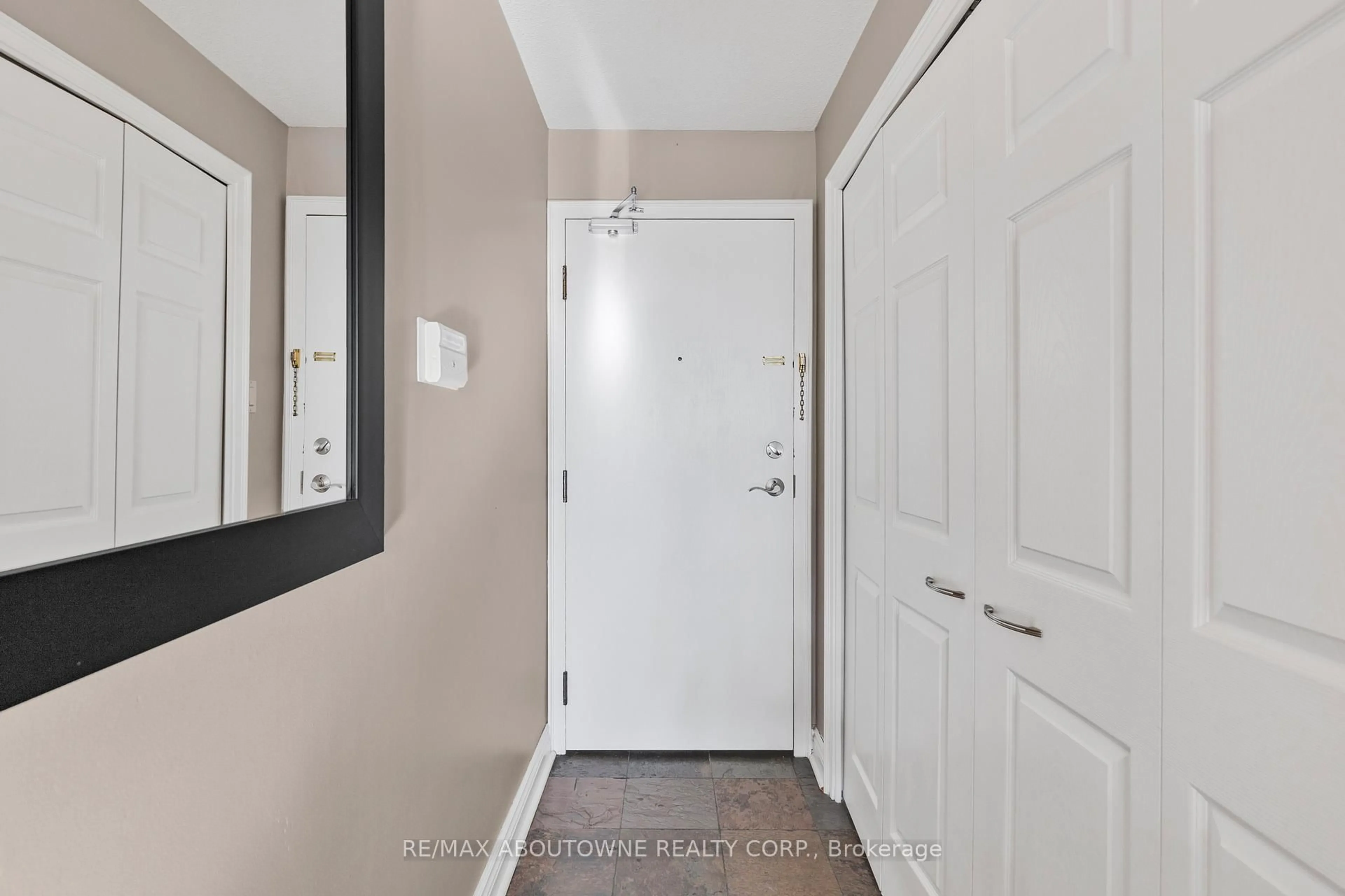 Indoor entryway for 700 Constellation Dr #501, Mississauga Ontario L5R 3G8