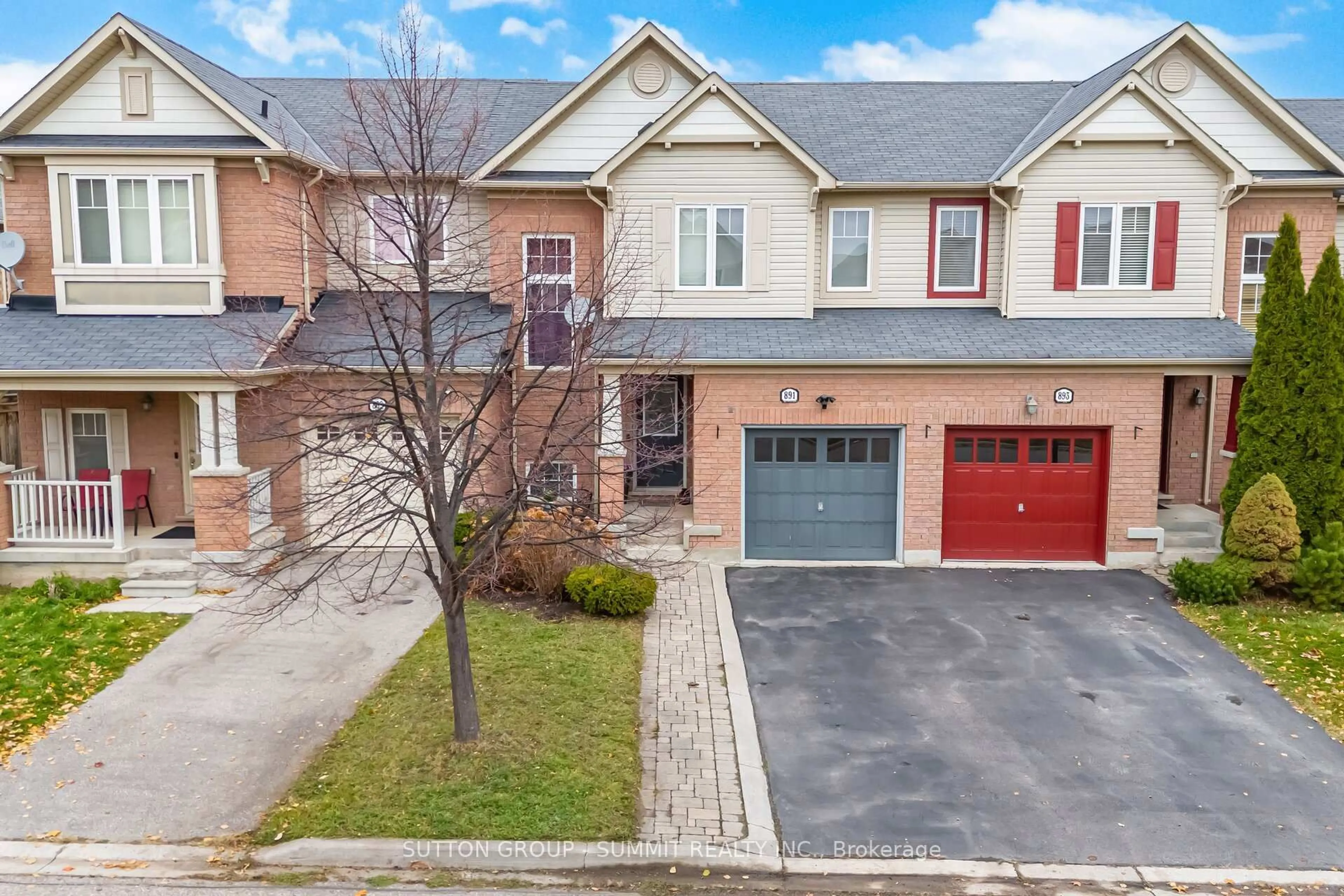 A pic from outside/outdoor area/front of a property/back of a property/a pic from drone, street for 891 McEwan Dr, Milton Ontario L9T 6P5