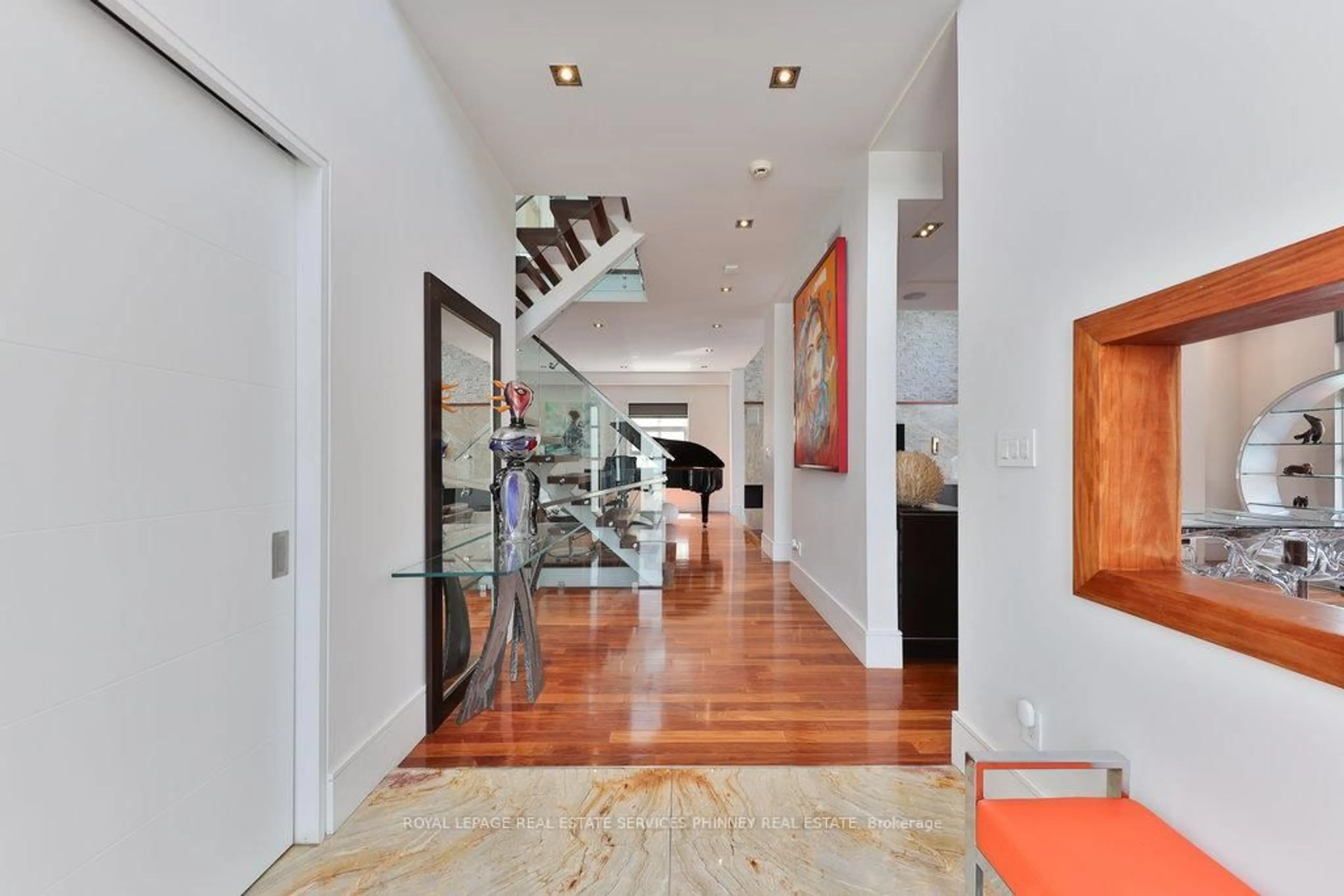 Indoor foyer for 622 Kozel Crt, Mississauga Ontario L4Z 4E4