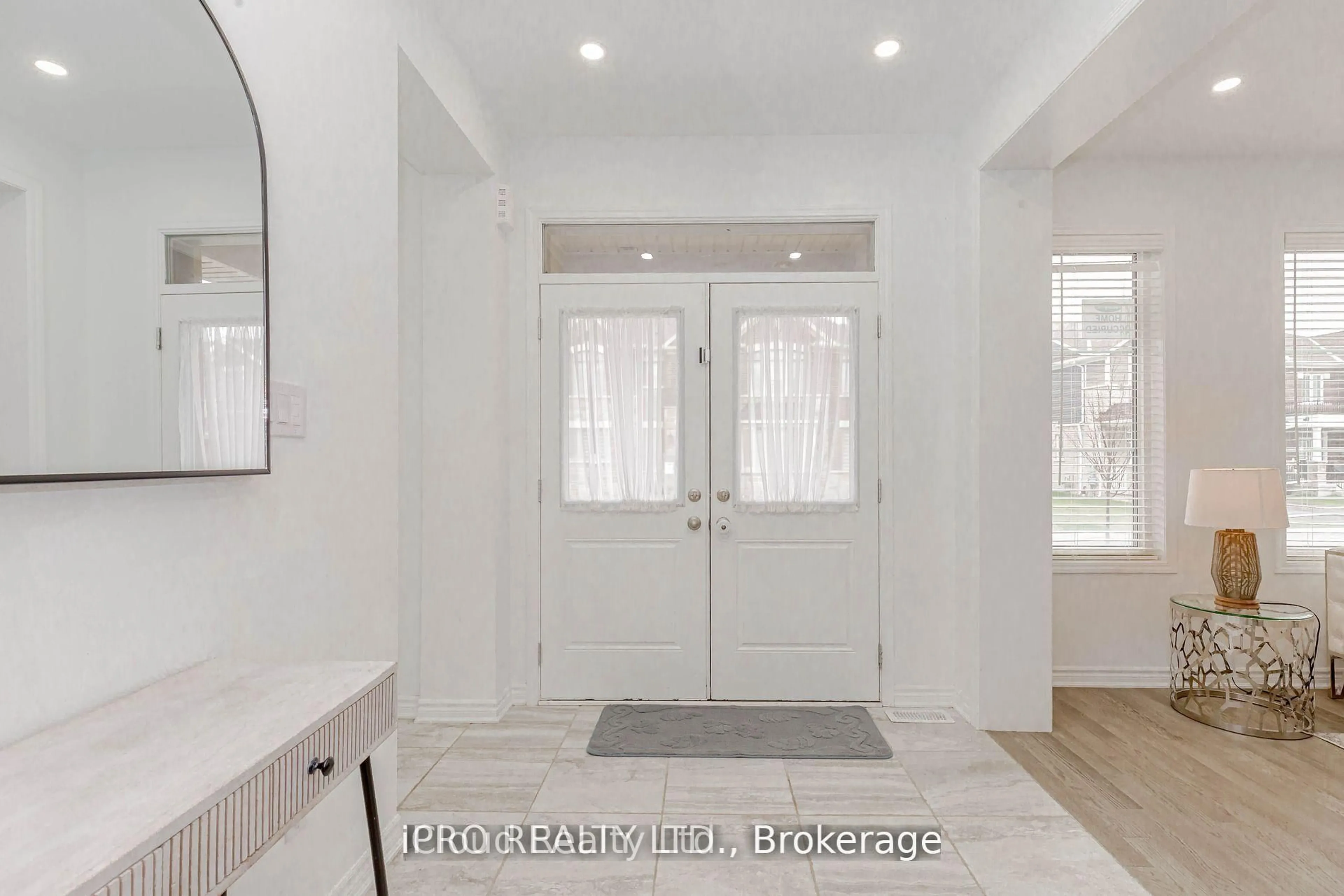 Indoor entryway for 396 Boyd Lane, Milton Ontario L9T 2Z5