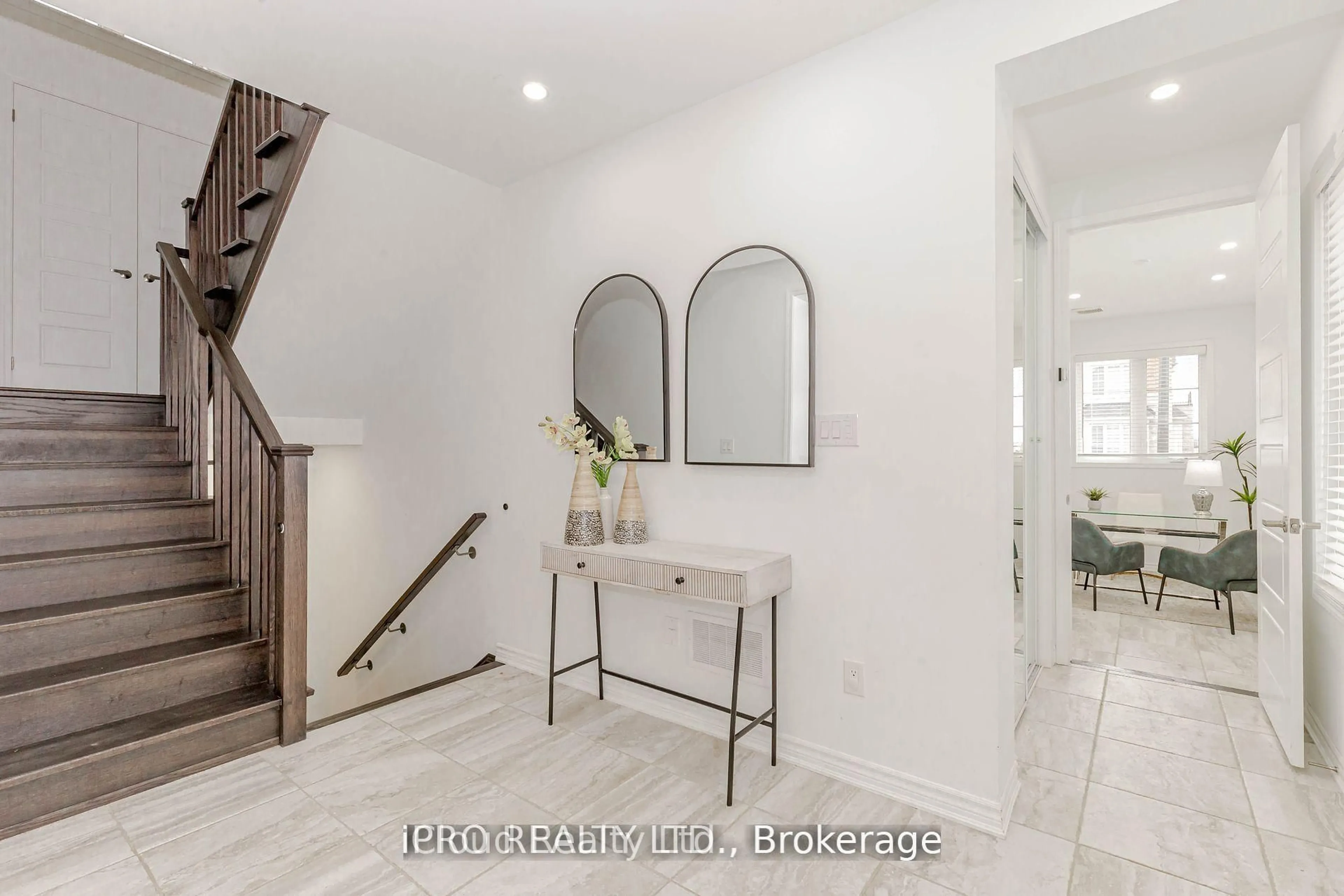 Indoor entryway for 396 Boyd Lane, Milton Ontario L9T 2Z5