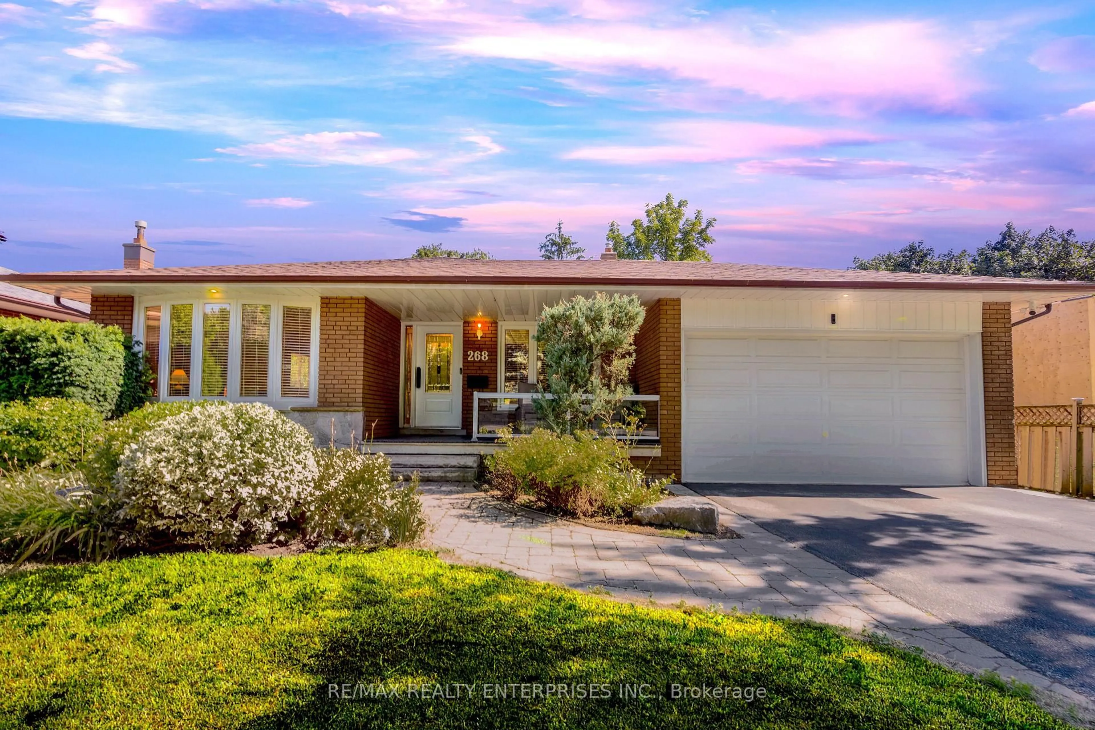 Home with vinyl exterior material, street for 268 Mineola Rd, Mississauga Ontario L5G 2G3