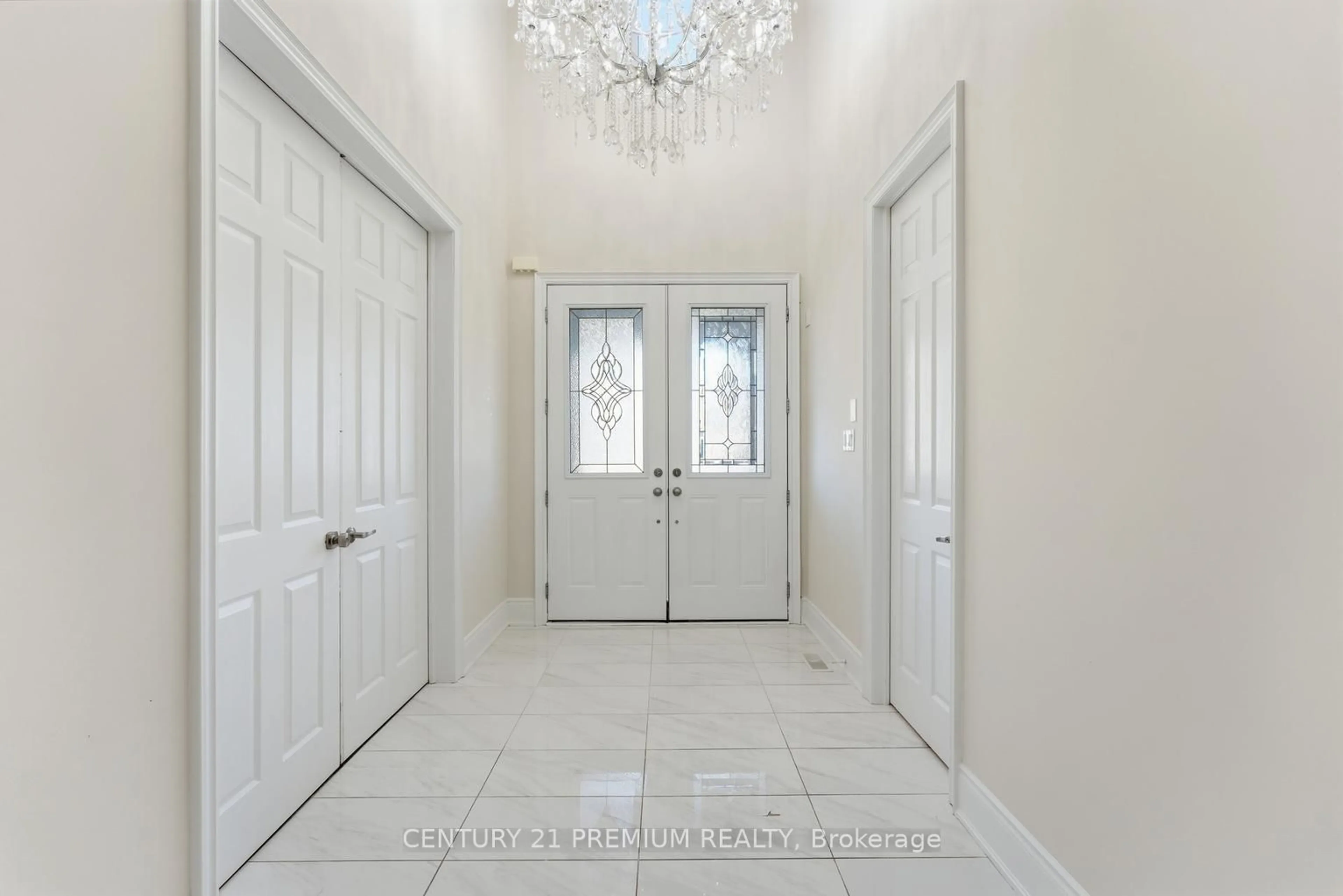 Indoor entryway for 18 LANDVIEW Rd, Brampton Ontario L6P 0H7