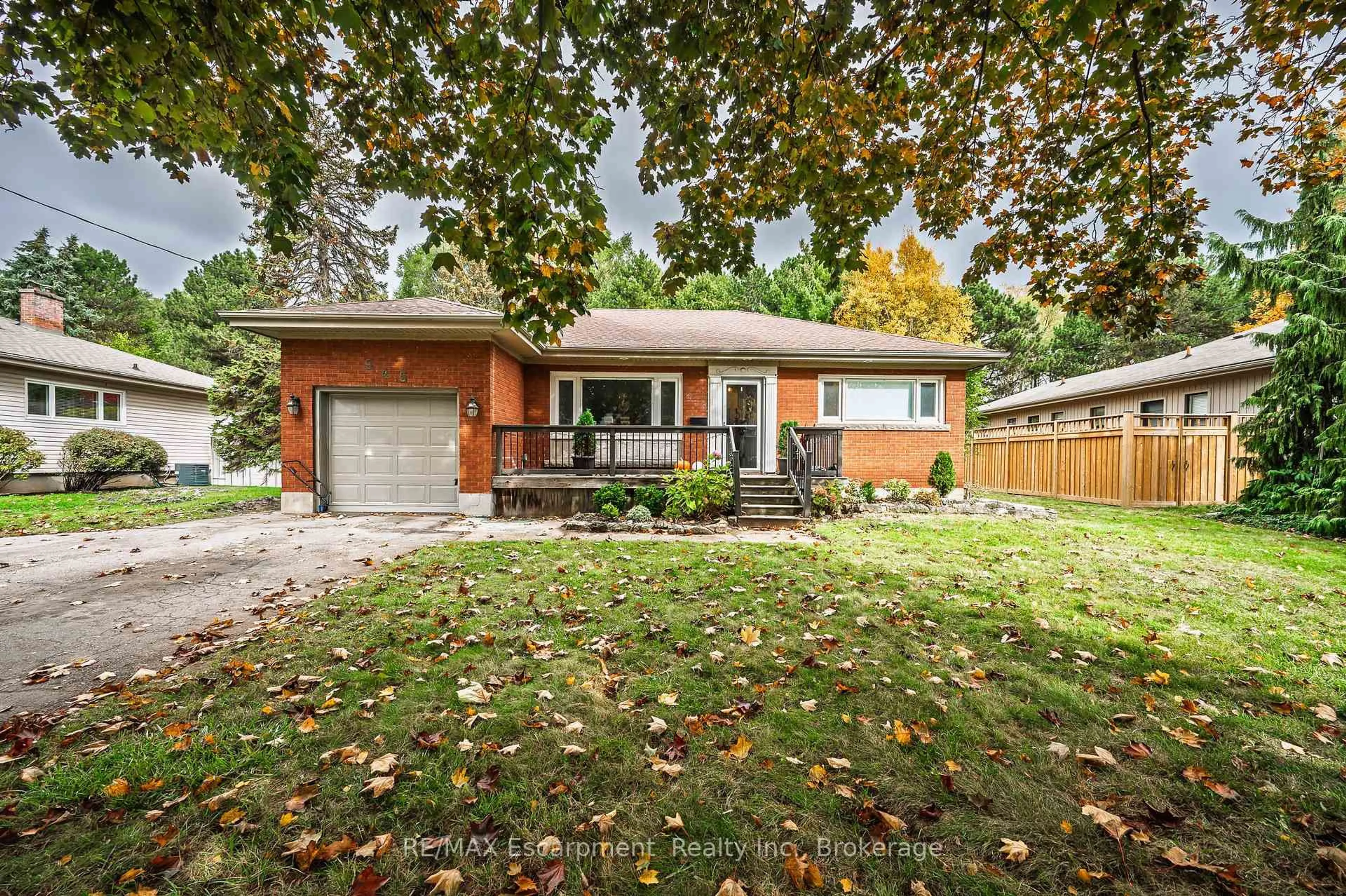 Home with brick exterior material, street for 945 Cloverleaf Dr, Burlington Ontario L7T 3Y8