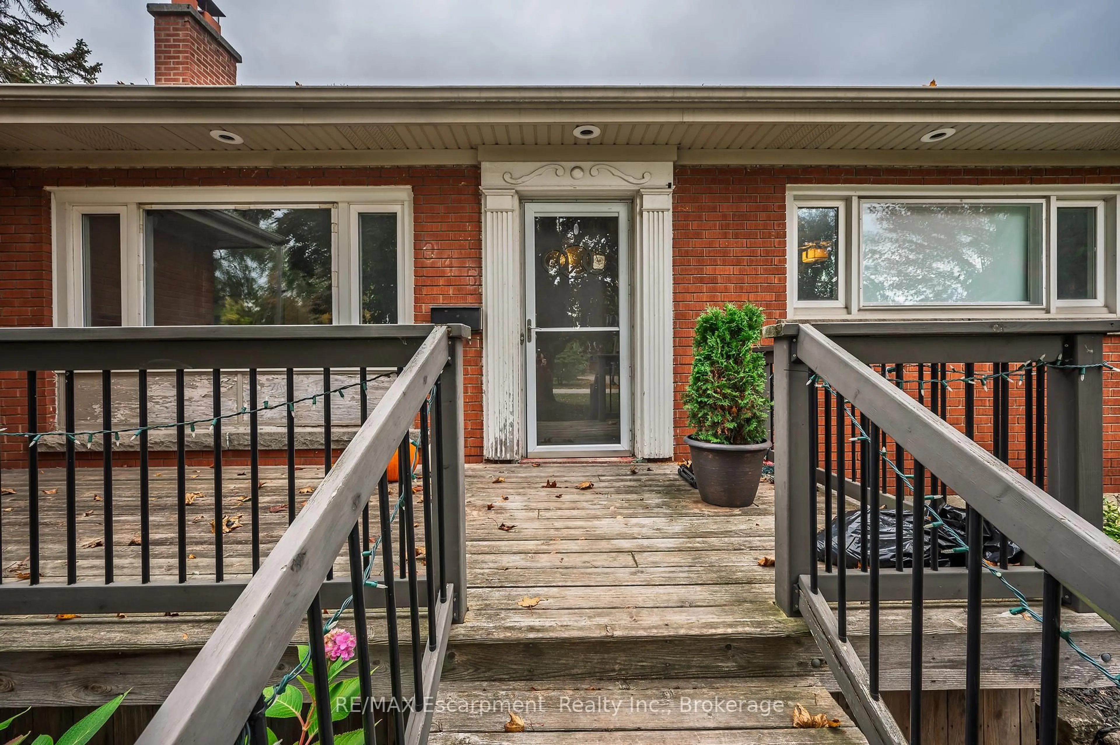 Home with brick exterior material, street for 945 Cloverleaf Dr, Burlington Ontario L7T 3Y8