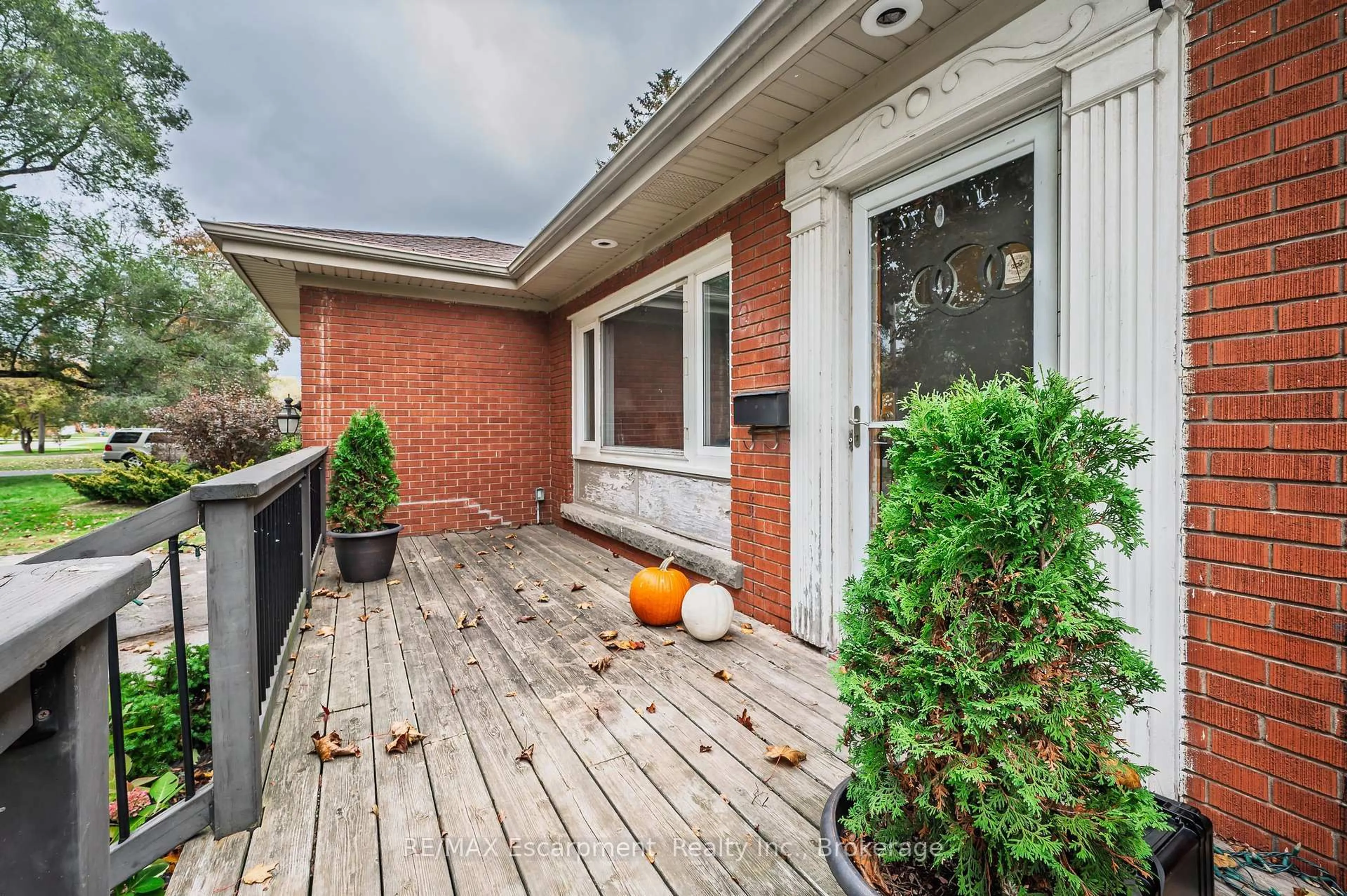 Unknown for 945 Cloverleaf Dr, Burlington Ontario L7T 3Y8