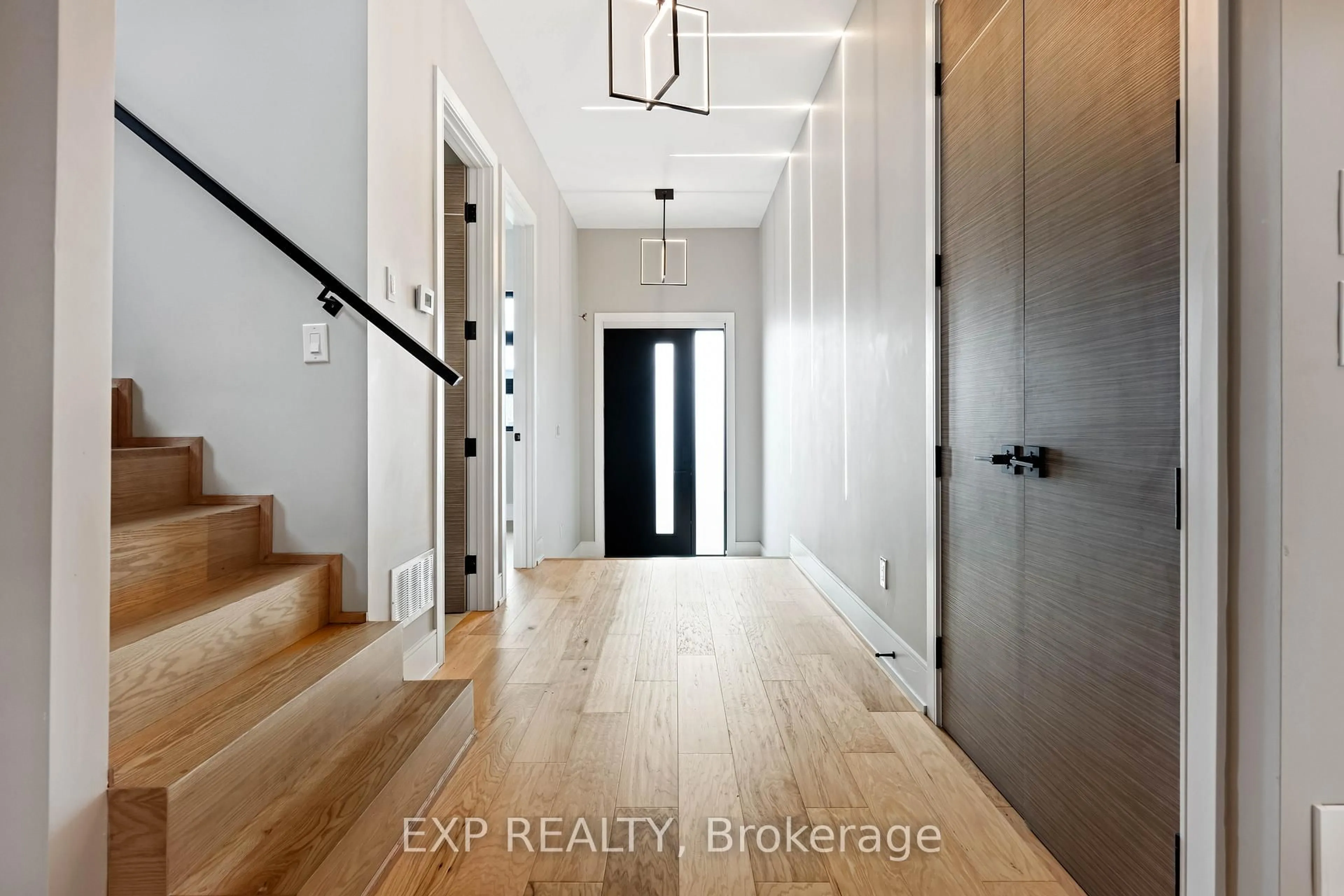Indoor entryway for 16 Walsh Ave, Toronto Ontario M9M 1B6