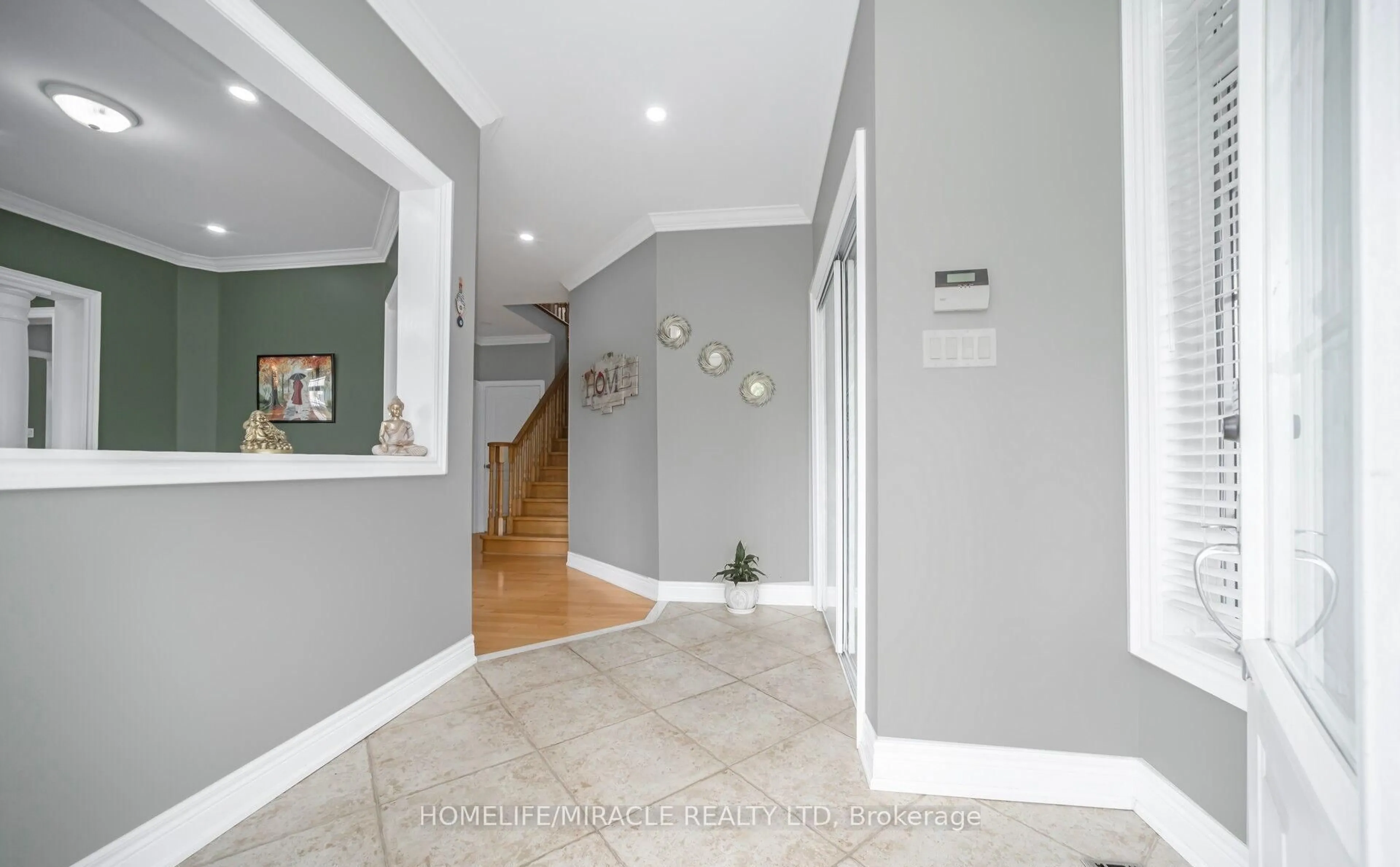 Indoor entryway for 2 Roycrest St, Brampton Ontario L6Z 4P5