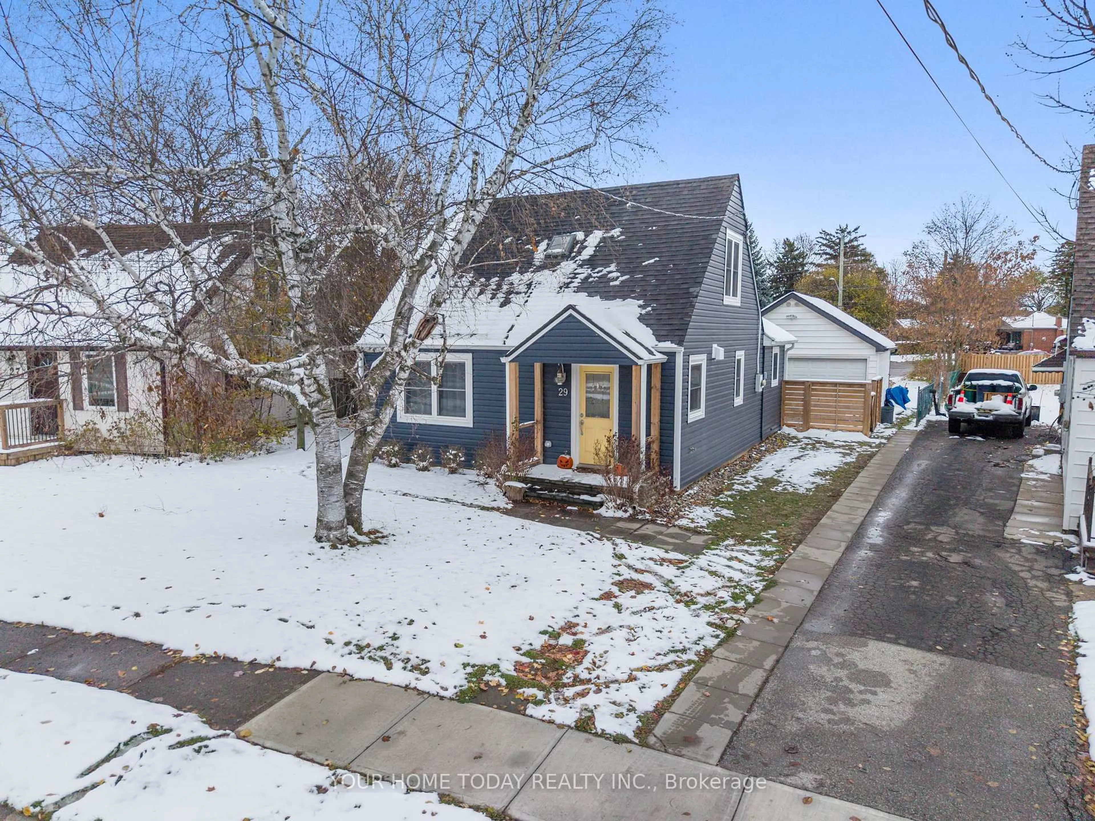 A pic from outside/outdoor area/front of a property/back of a property/a pic from drone, street for 29 Normandy Blvd, Halton Hills Ontario L7G 1V9