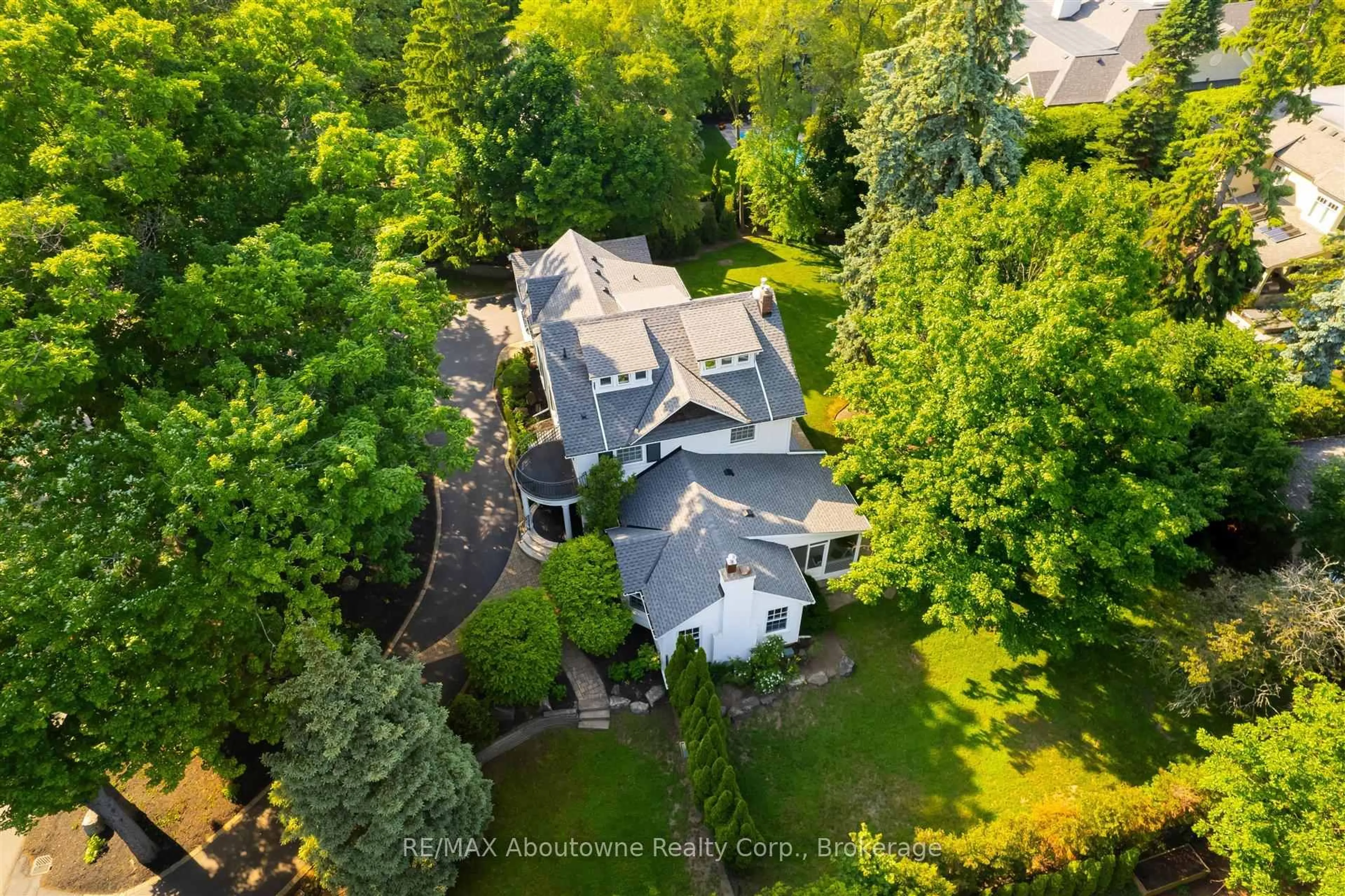 A pic from outside/outdoor area/front of a property/back of a property/a pic from drone, unknown for 317 Gloucester Ave, Oakville Ontario L6J 3W8