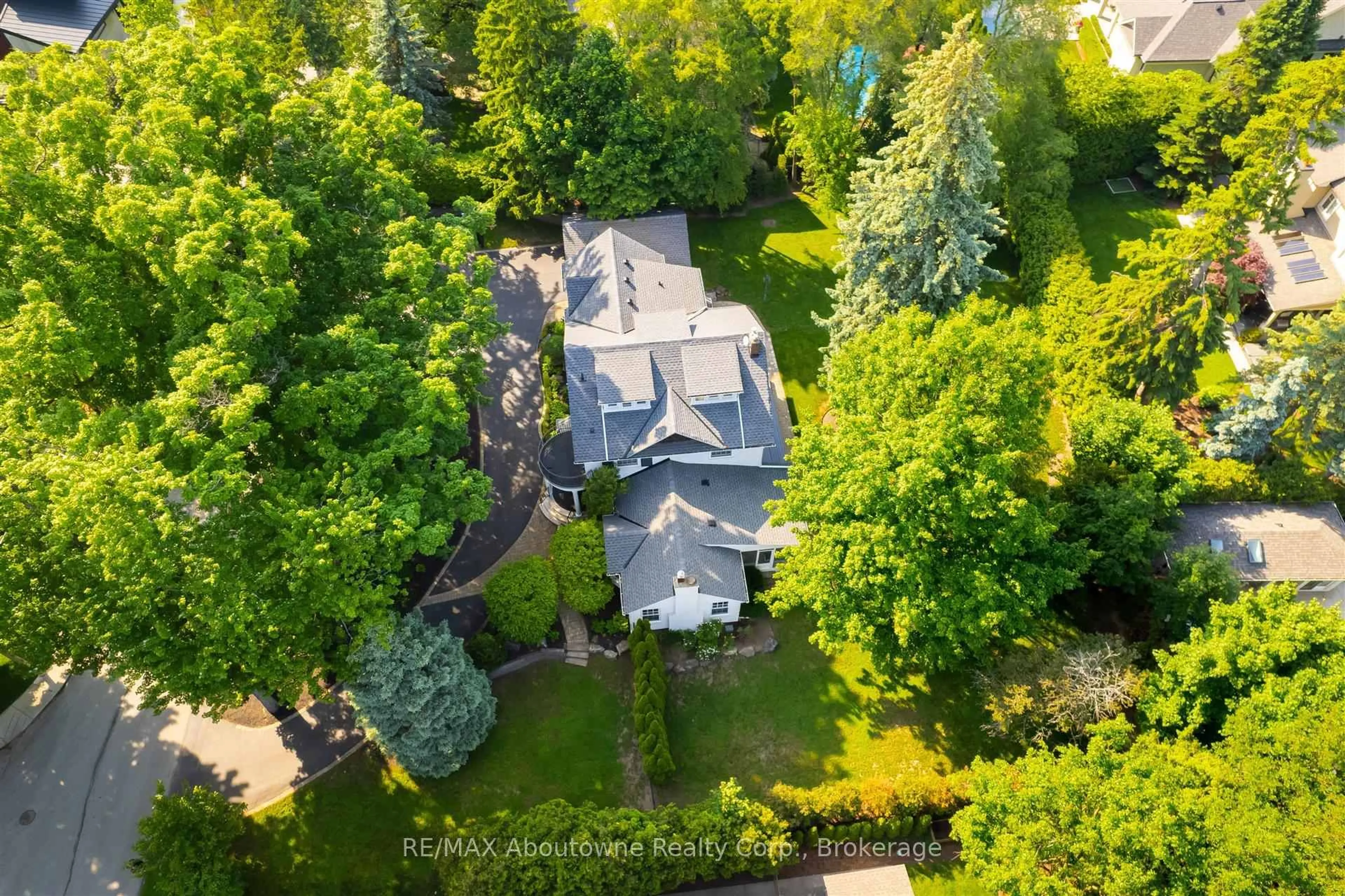 A pic from outside/outdoor area/front of a property/back of a property/a pic from drone, unknown for 317 Gloucester Ave, Oakville Ontario L6J 3W8