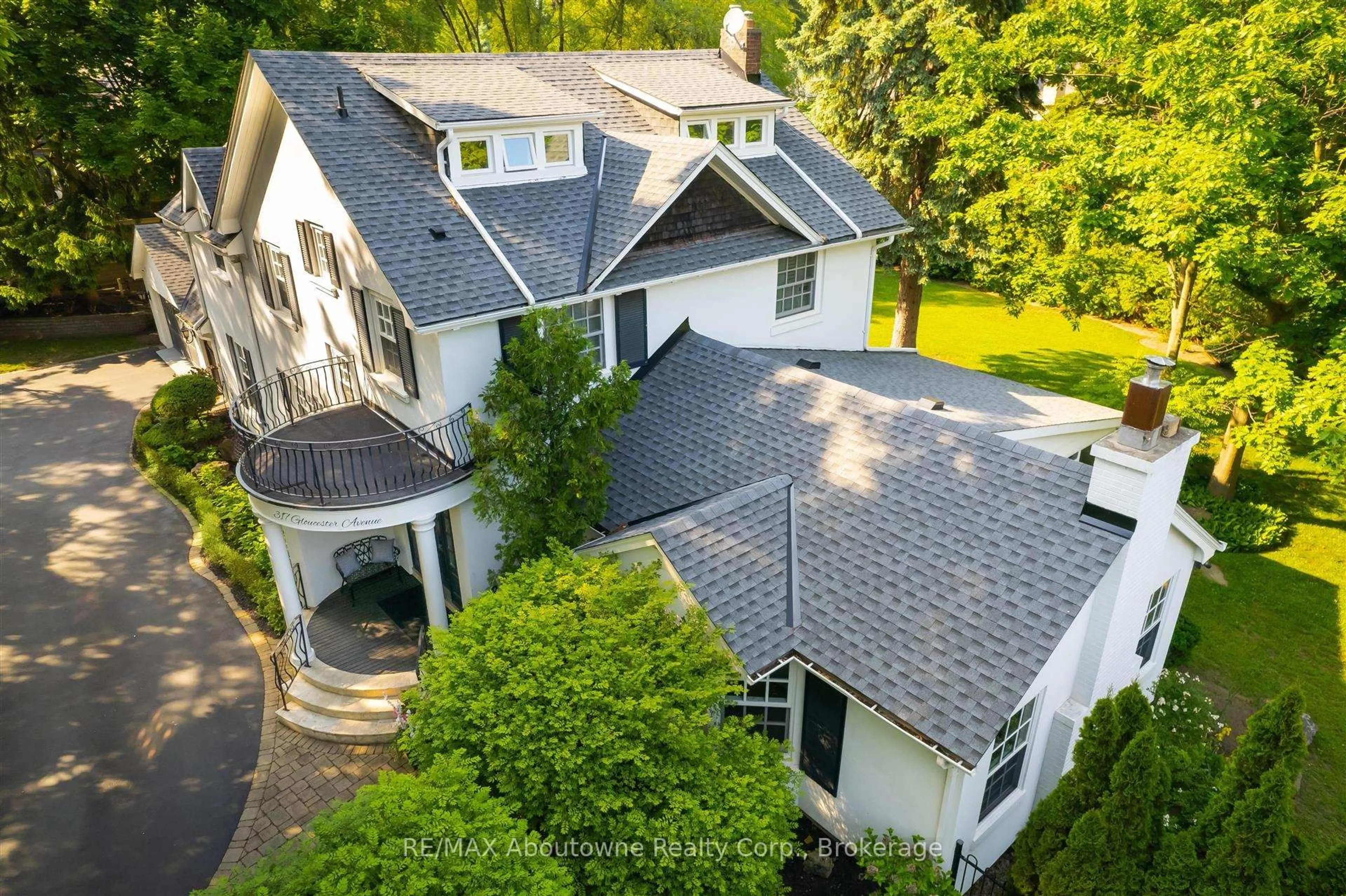 A pic from outside/outdoor area/front of a property/back of a property/a pic from drone, unknown for 317 Gloucester Ave, Oakville Ontario L6J 3W8