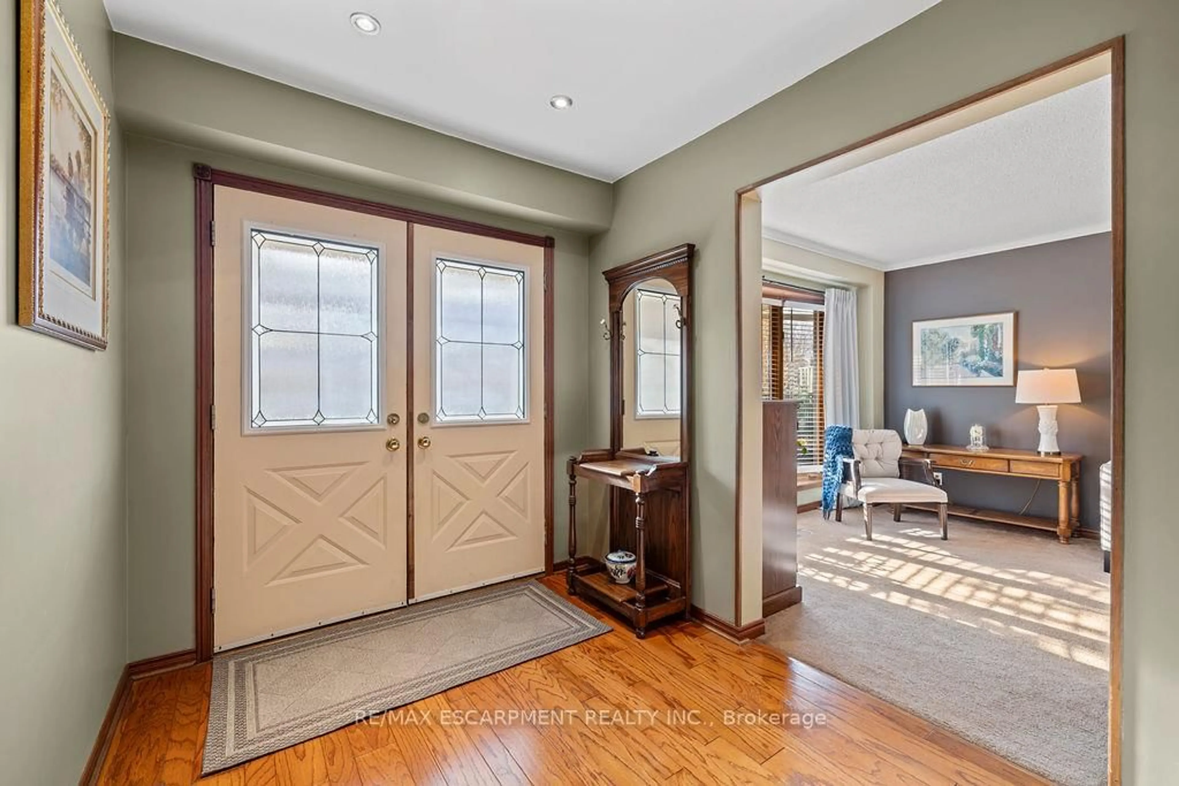 Indoor entryway for 2139 Deerwood Dr, Burlington Ontario L7M 2Y3