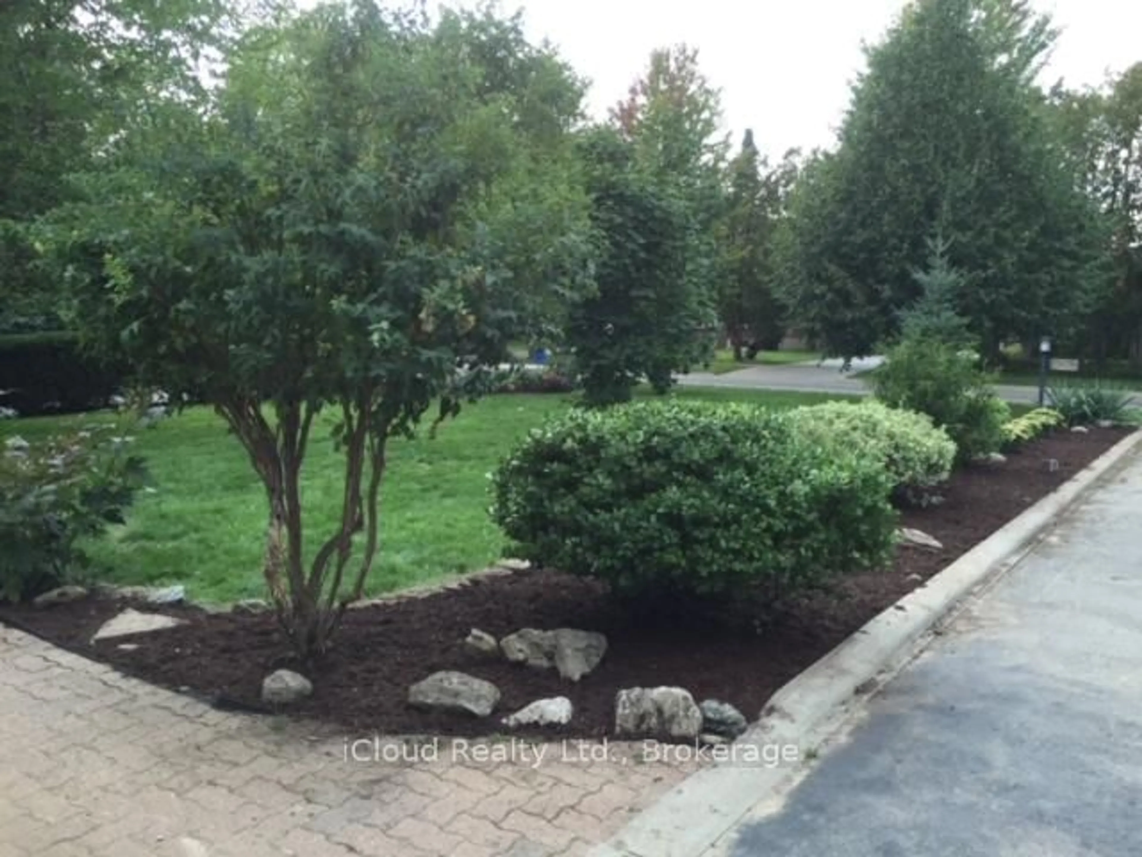 A pic from outside/outdoor area/front of a property/back of a property/a pic from drone, unknown for 2438 Hixon St, Oakville Ontario L6L 1V1