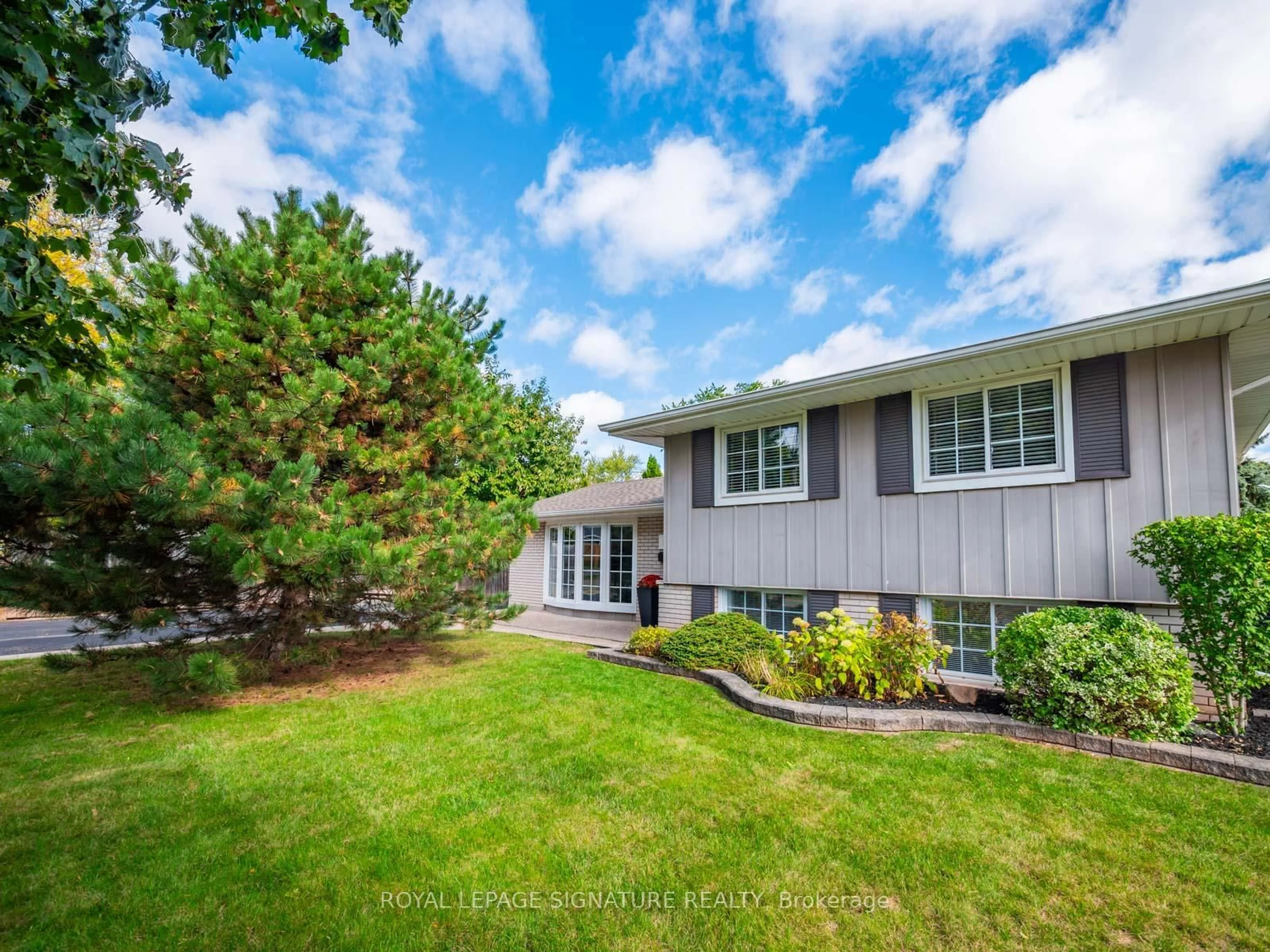 Home with vinyl exterior material, street for 283 Hampton Heath Rd, Burlington Ontario L7L 4P6