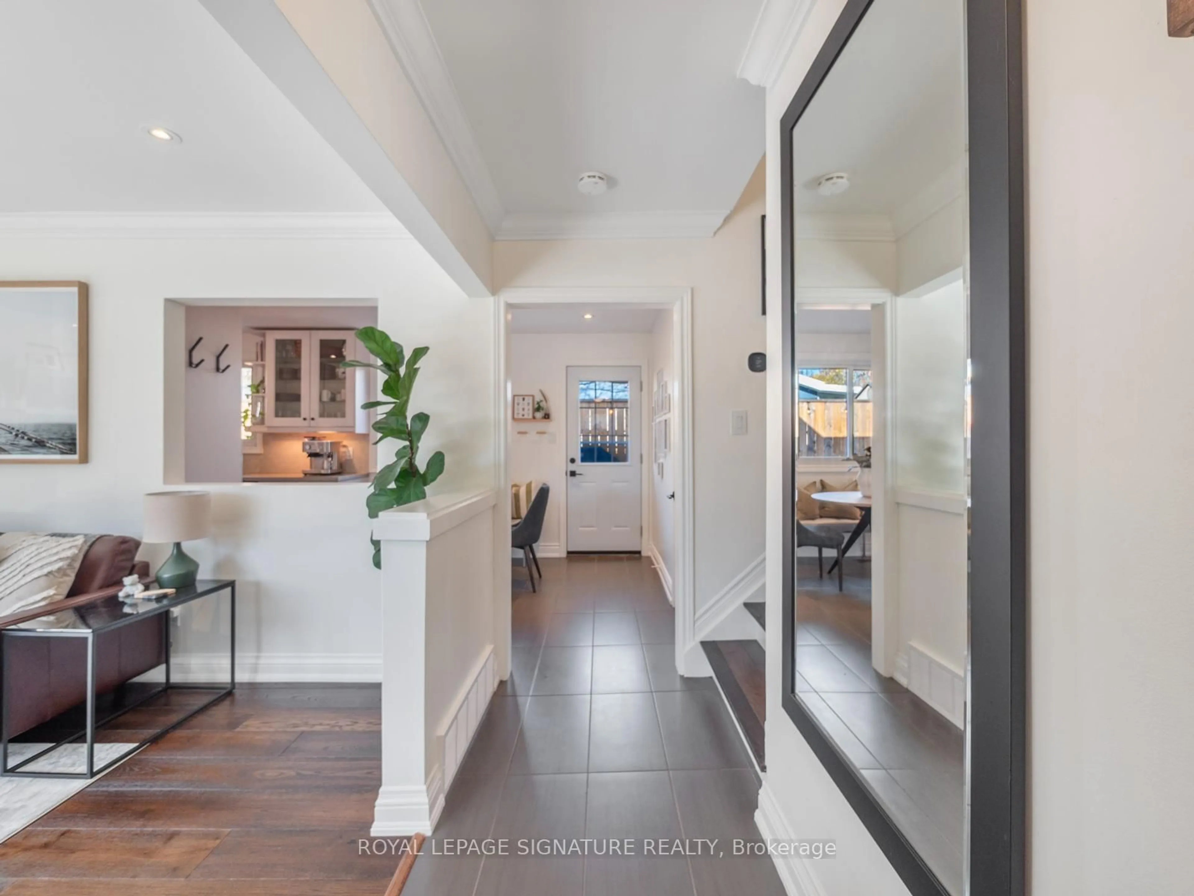 Indoor entryway for 283 Hampton Heath Rd, Burlington Ontario L7L 4P6