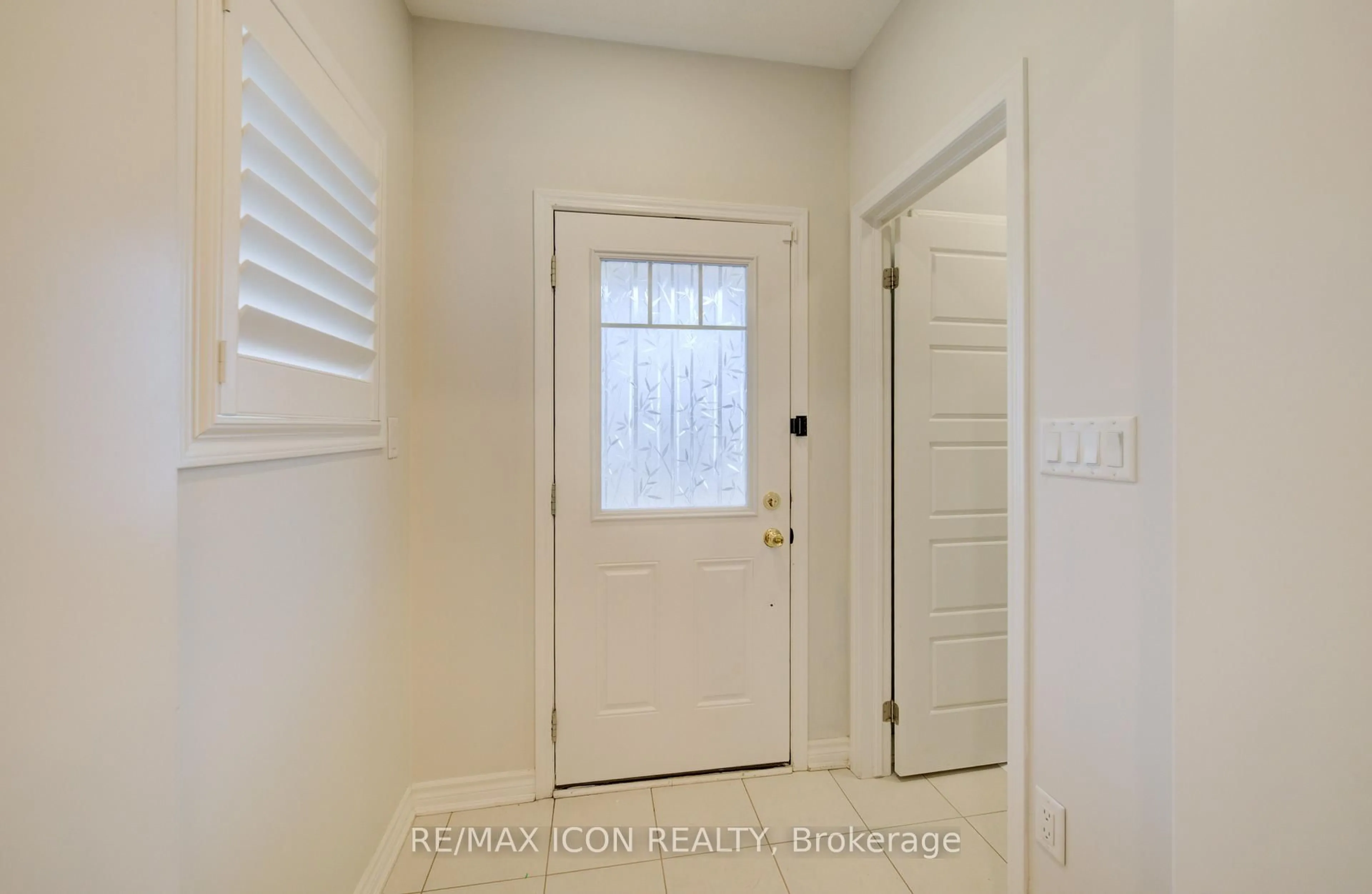 Indoor entryway for 302 Jean Landing, Milton Ontario L9E 1C6