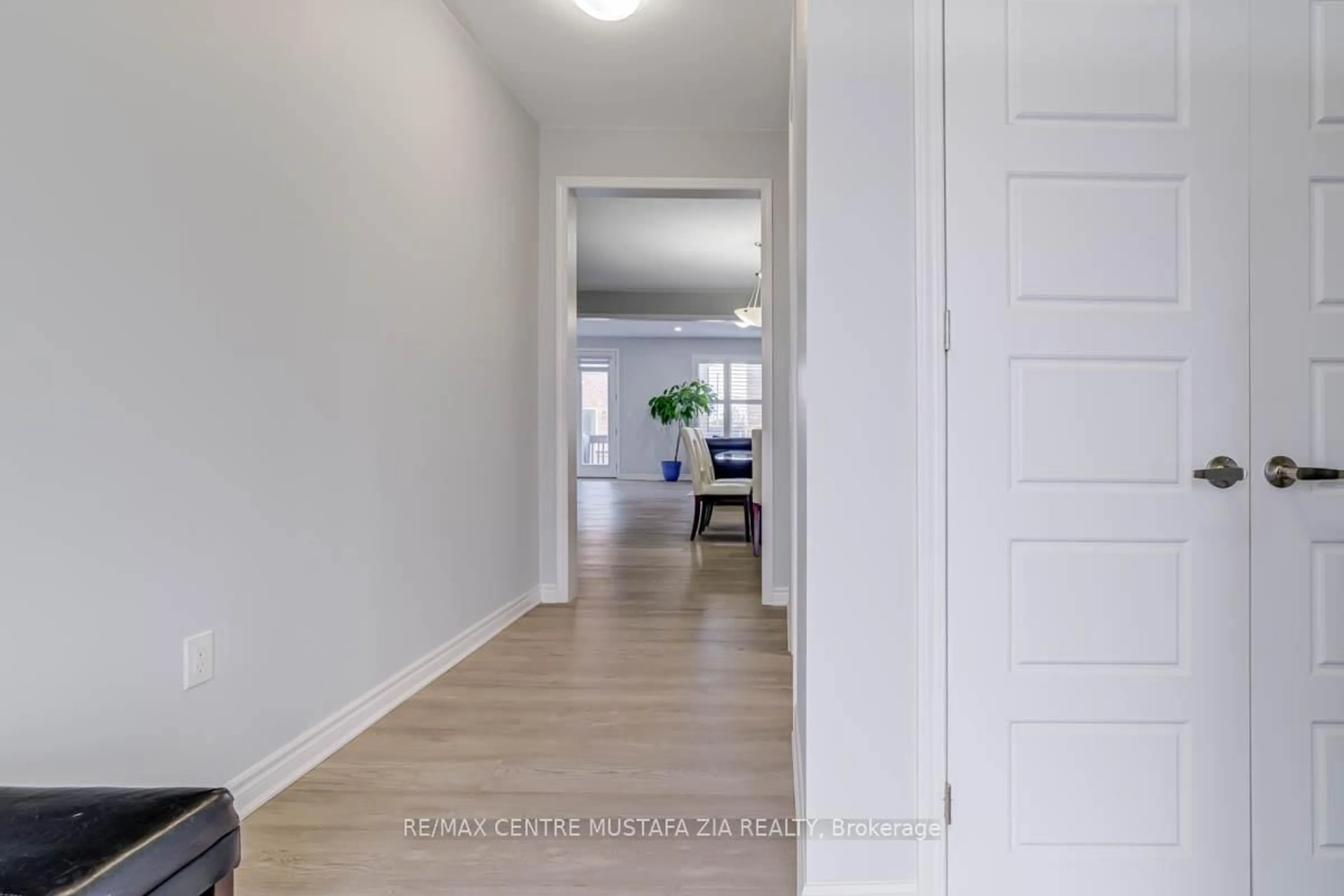 Indoor entryway for 688 Kennedy Circ, Milton Ontario L9E 1R5