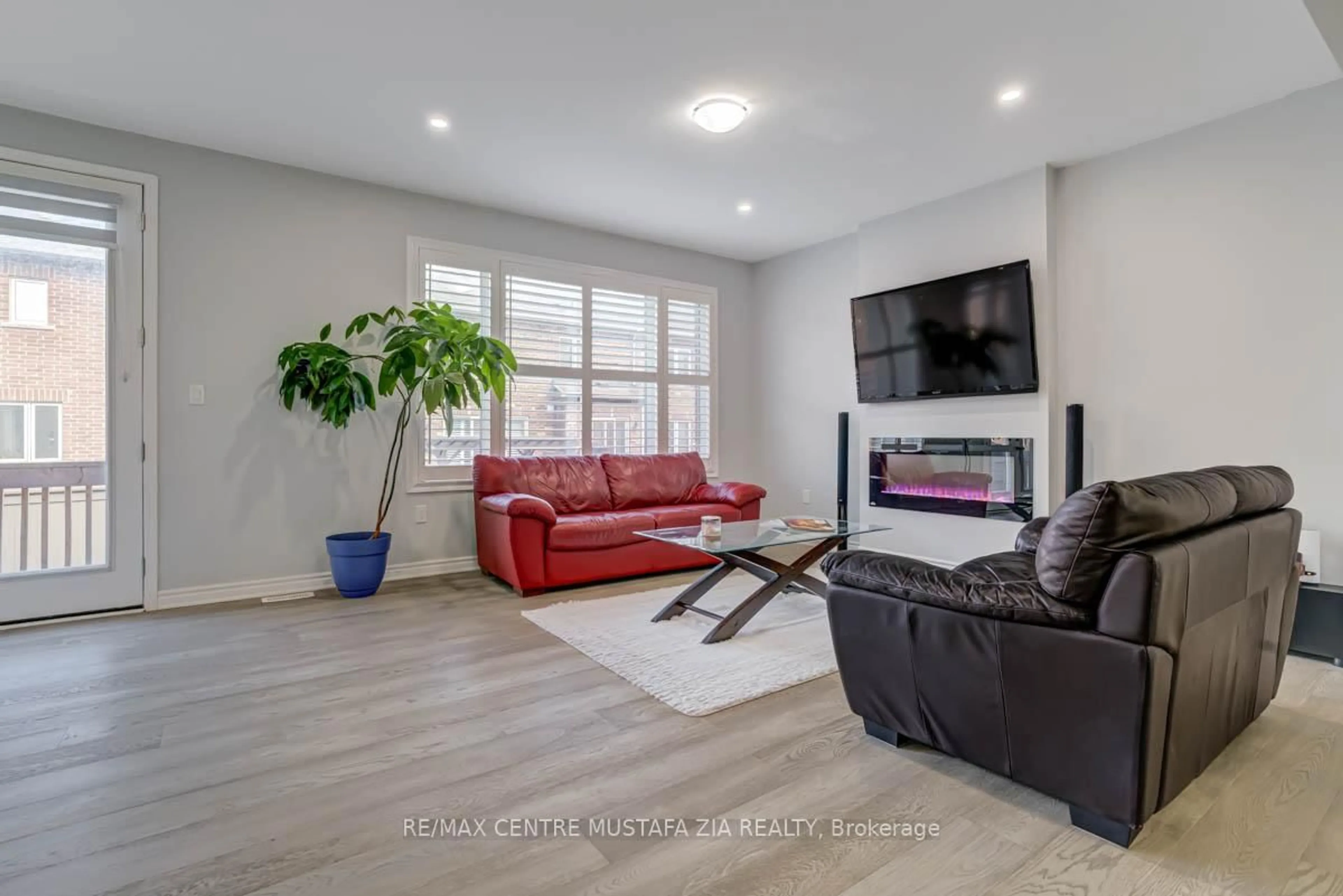 Living room with furniture, unknown for 688 Kennedy Circ, Milton Ontario L9E 1R5