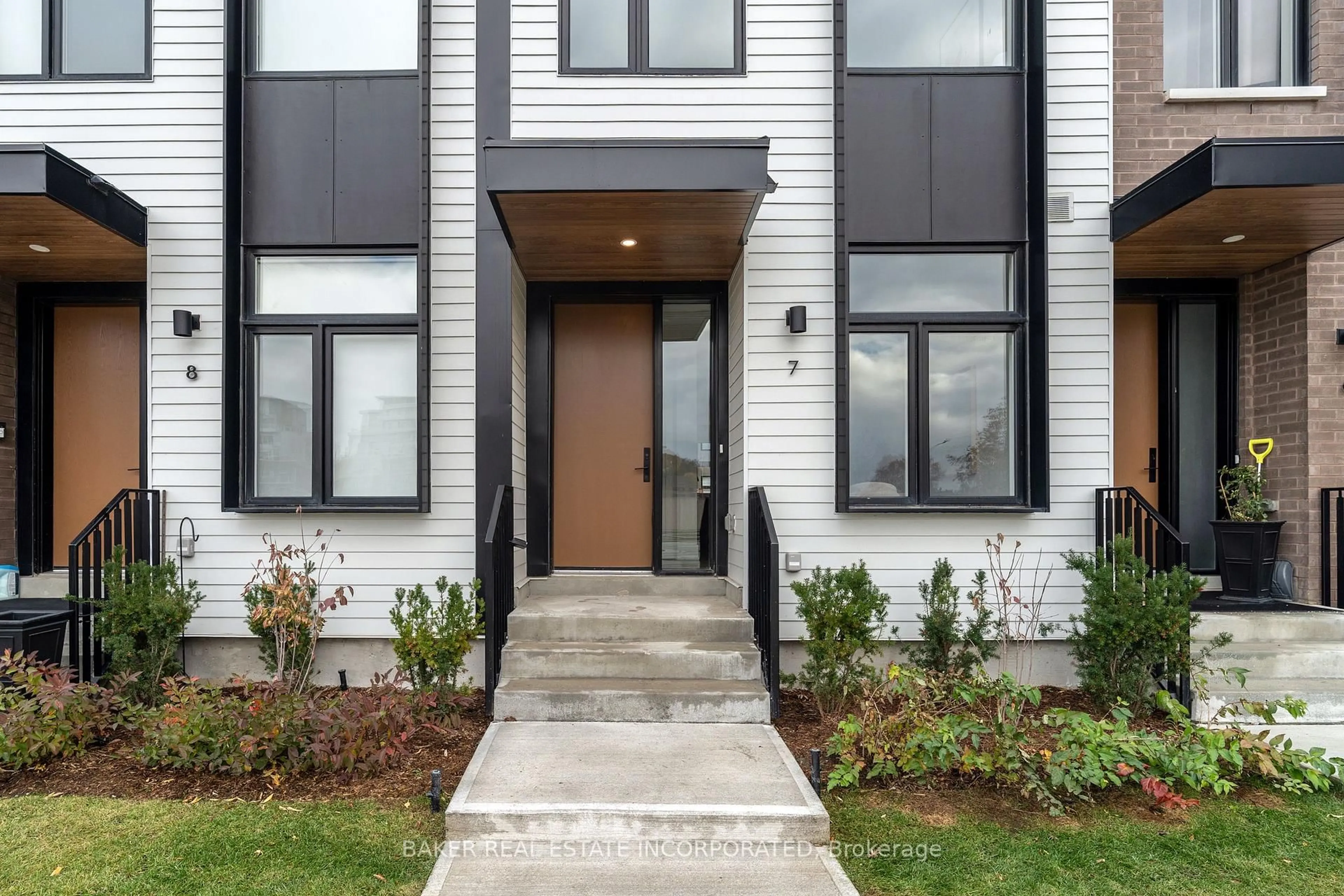 Unknown for 10 Lou Parsons Way #7, Mississauga Ontario L5H 0B2