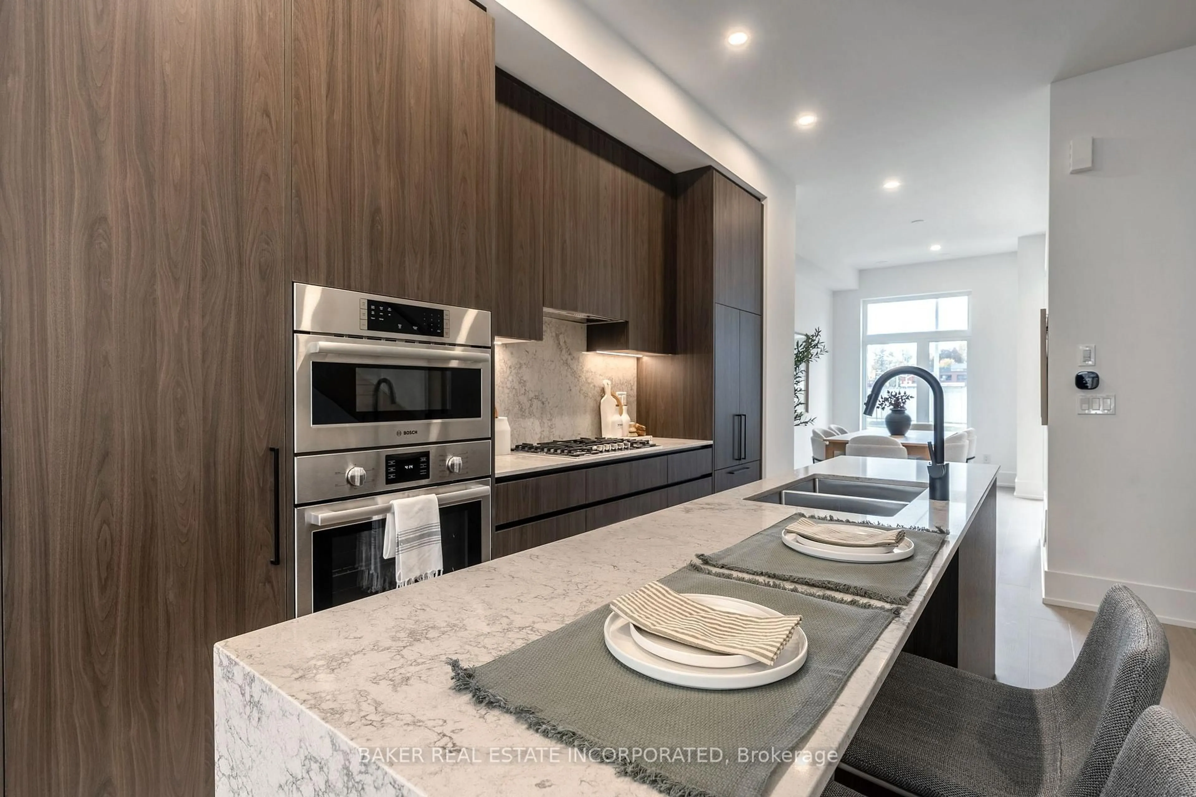 Contemporary kitchen, unknown for 10 Lou Parsons Way #7, Mississauga Ontario L5H 0B2