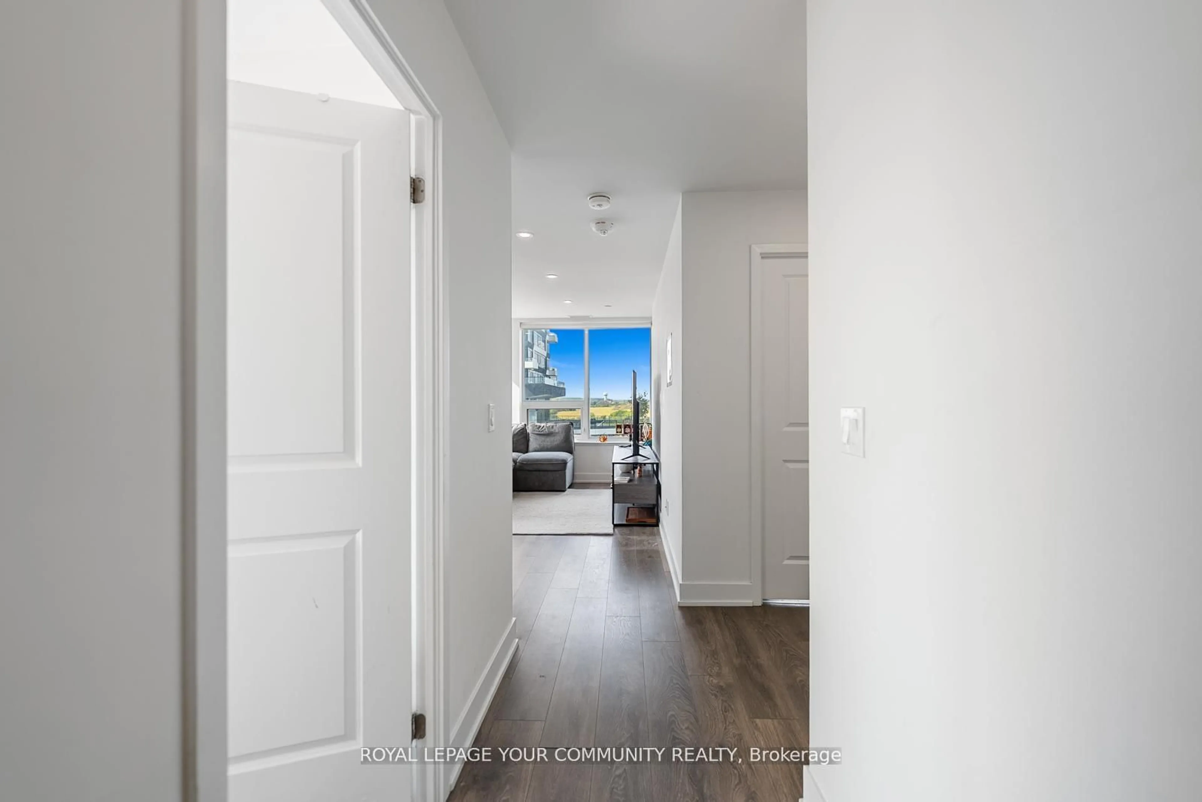 Indoor entryway for 297 Oak Walk Dr #604, Oakville Ontario L6H 3R6